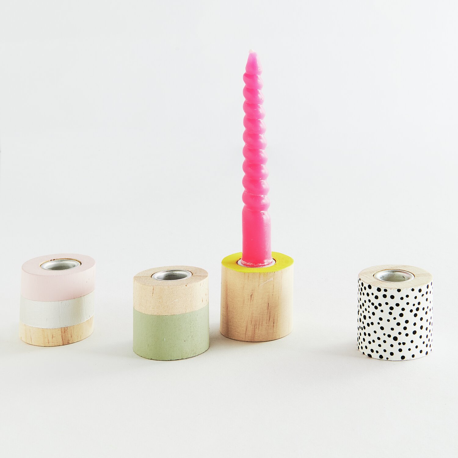 Mini Kerzenhalter Zylinder, Ø3x3cm, 4 Stück, in Pastellfarben und Muster, mit pinker Kerze.