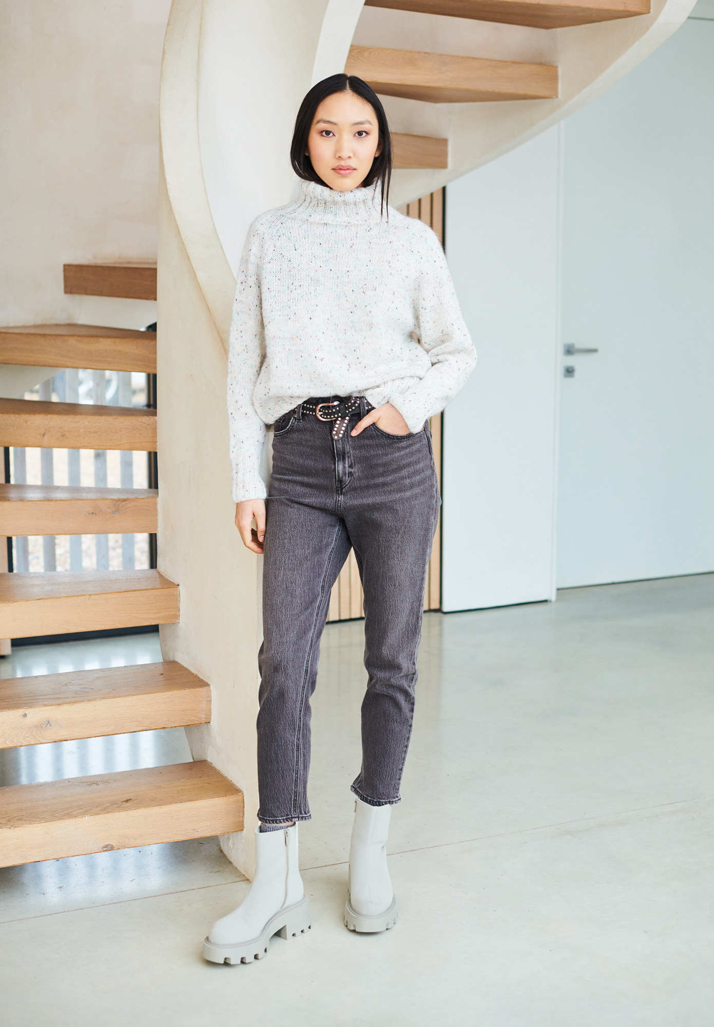 Frau trägt gestrickten Pullover in Weiß: Modell 04 aus Lovewool No. 19