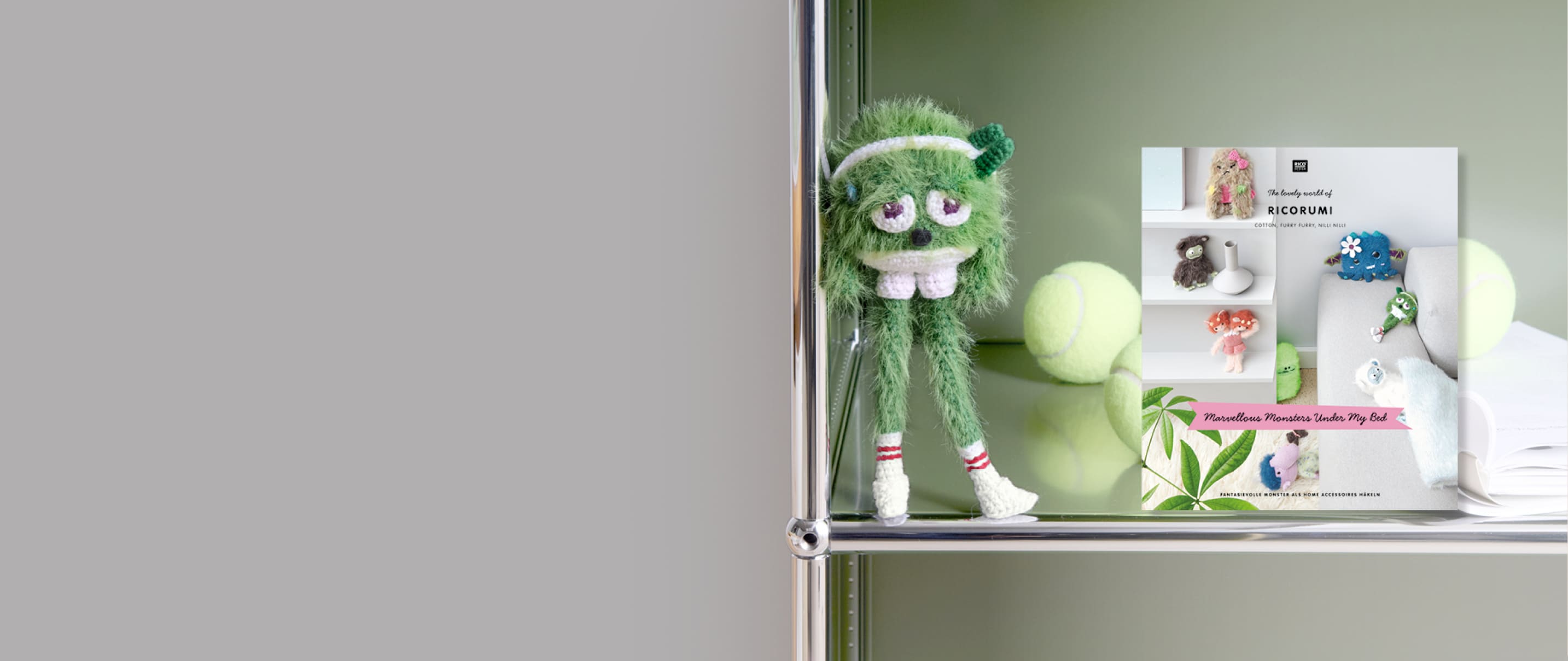 Ein gehäkeltes Monster steht in einem Regal. Daneben das Cover des Häkelhefts Ricorumi Marvellous Monsters Under my Bed.