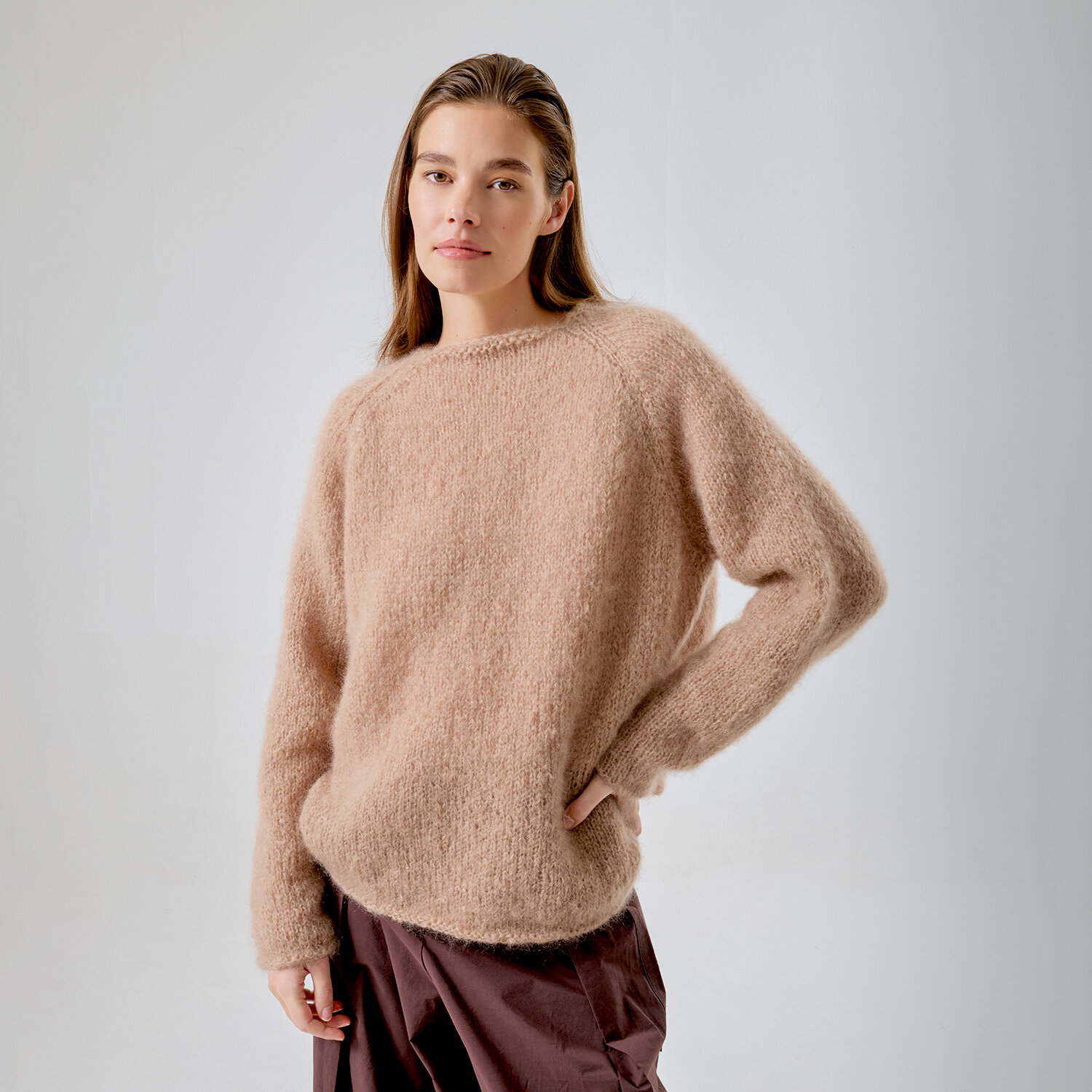 Strickanleitung Pullover aus Fashion Mohair Merino chunky, locker geschnittener Damenpulli in sanftem Beige, mit Raglanärmeln, kombiniert zu weiter brauner Hose