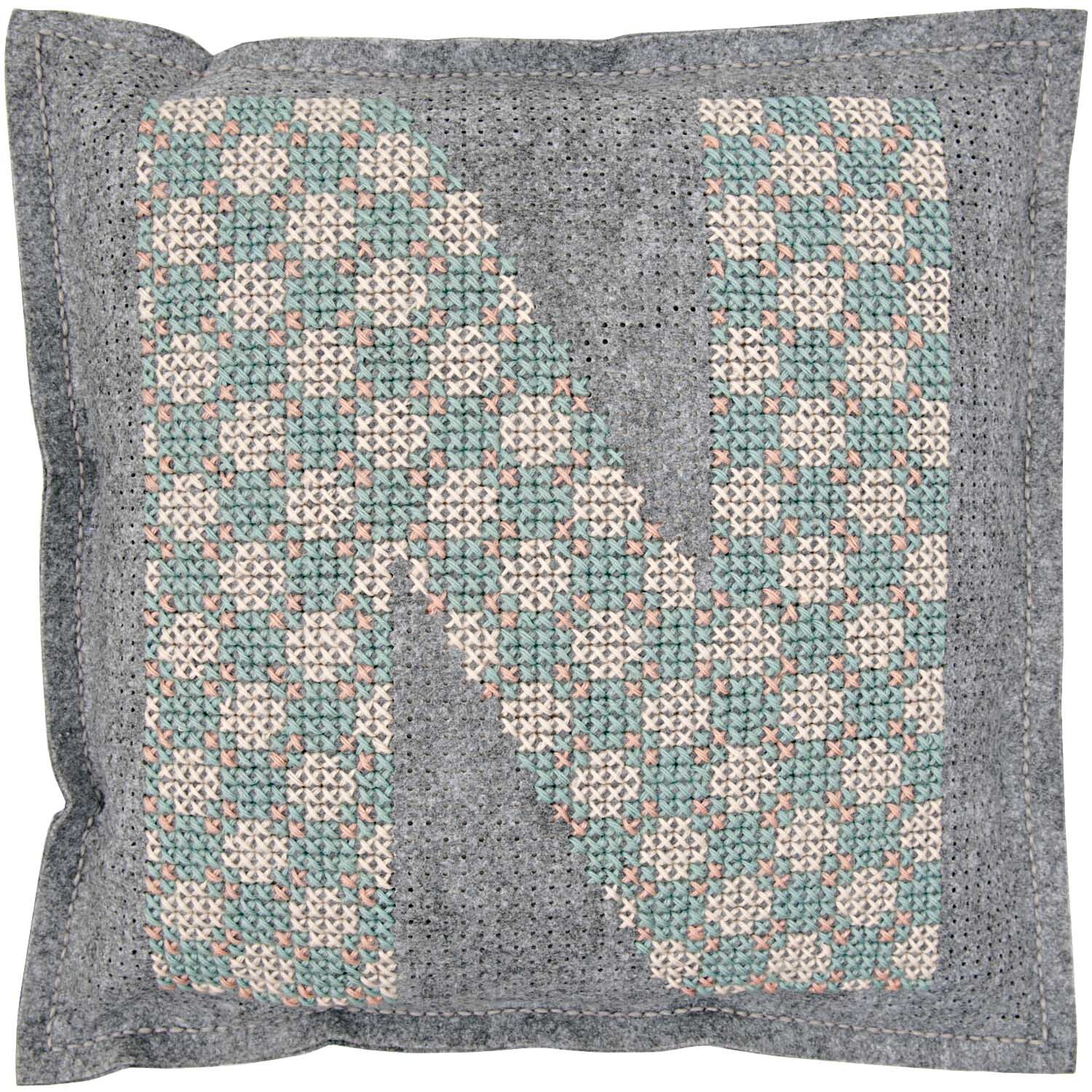 Filzkissen zum Besticken grau mit Alphabet 42x42cm Filzkissen zum Besticken grau mit Alphabet 42x42cm