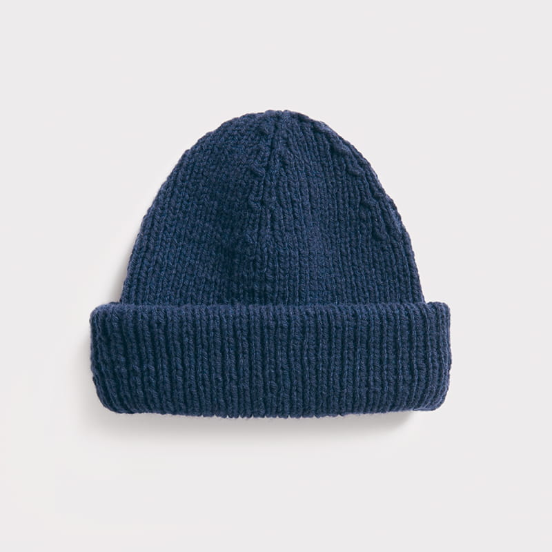 Gestrickte Mütze in Marine: Modell 06 aus dem Heft Luxury Knits Premium Natural Fibres