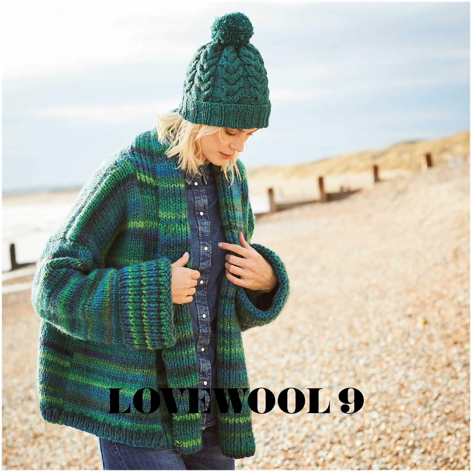 Creative Smile 50g 50m Farbe Aqua von Rico Design Creative Smile: Frau in gestrickter, grüner Jacke und Mütze von Rico Design am Strand spazierend.