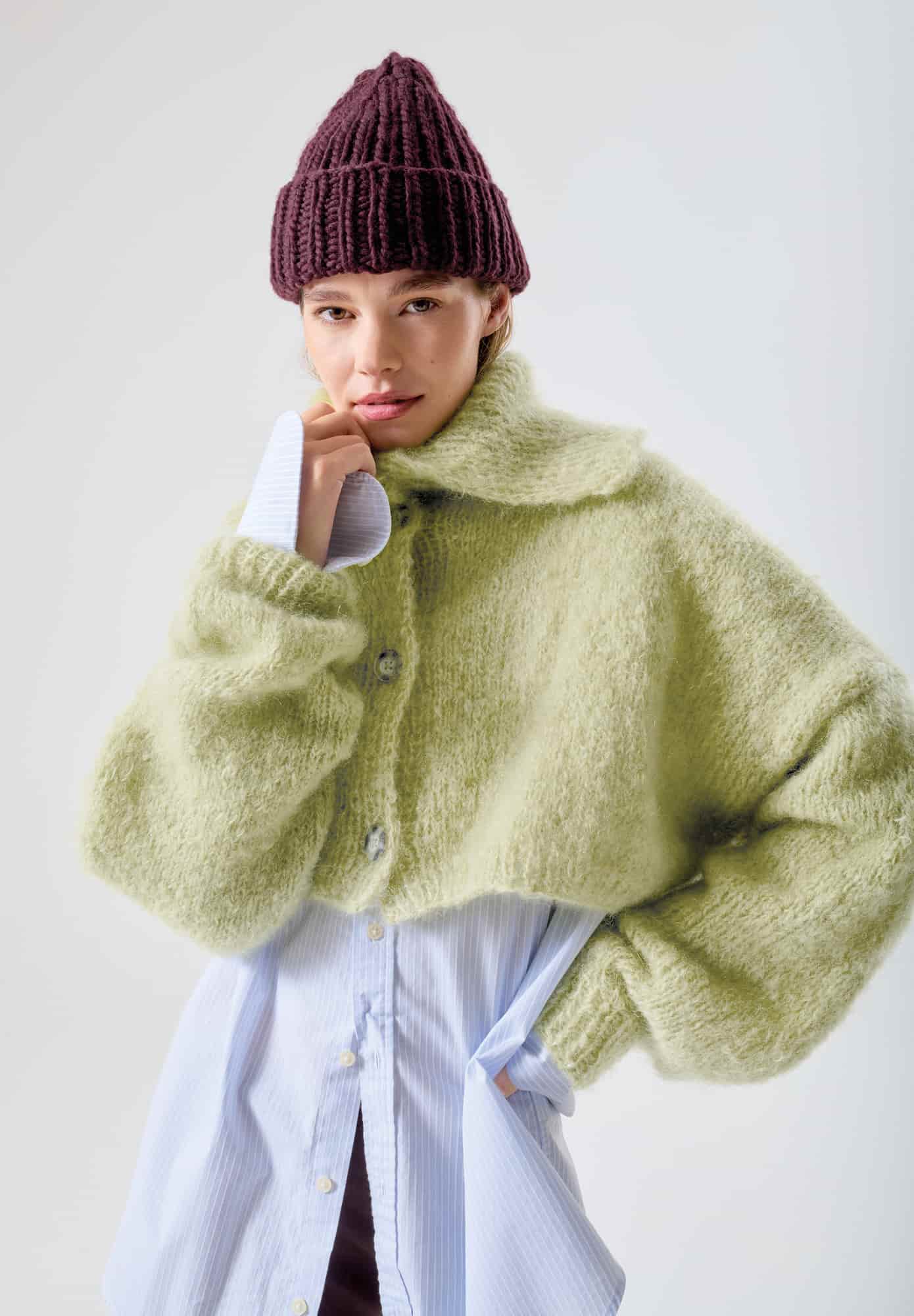 Frau trägt gestrickte Jacke in Pistazie: Modell 04 aus Made by Me No. 21