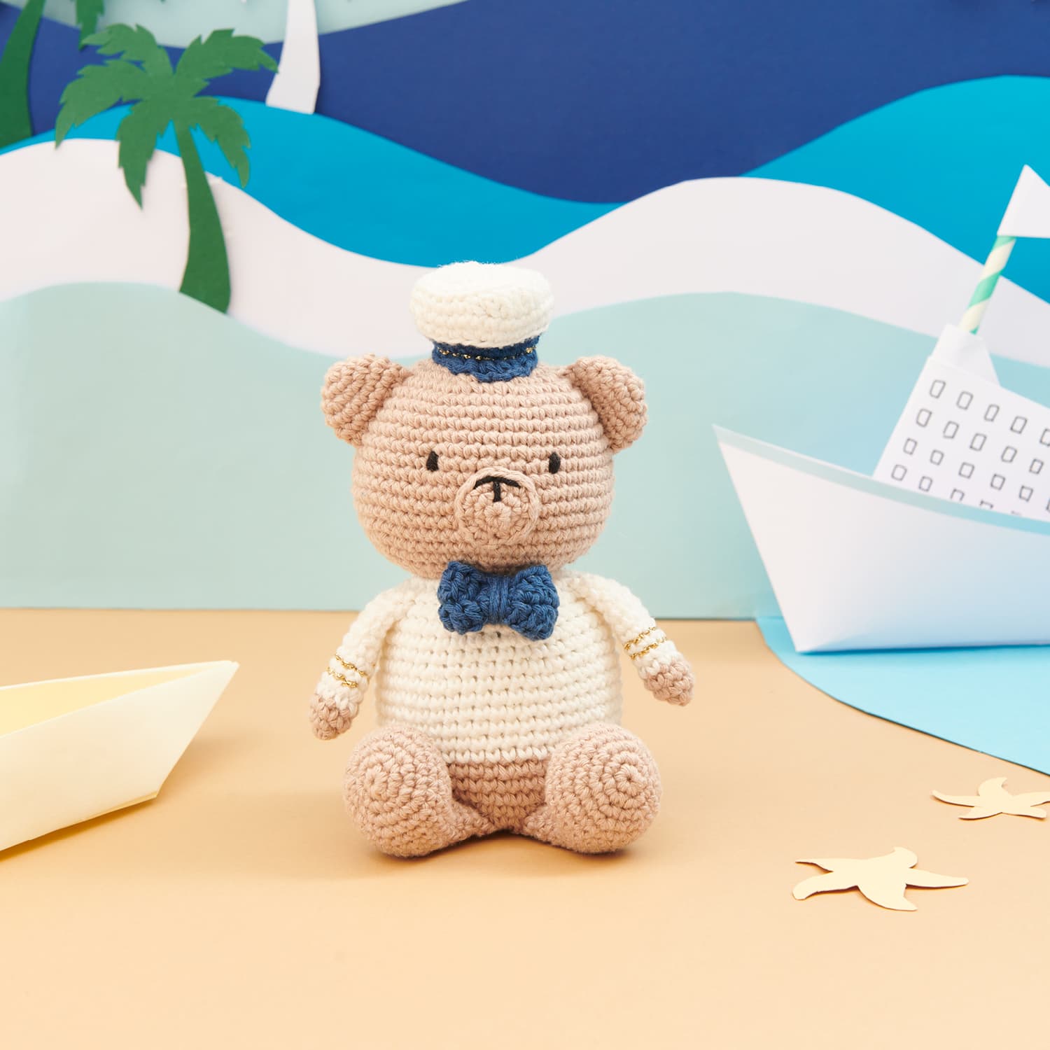  Gehäkelter Bär dekoriert an einem Strand