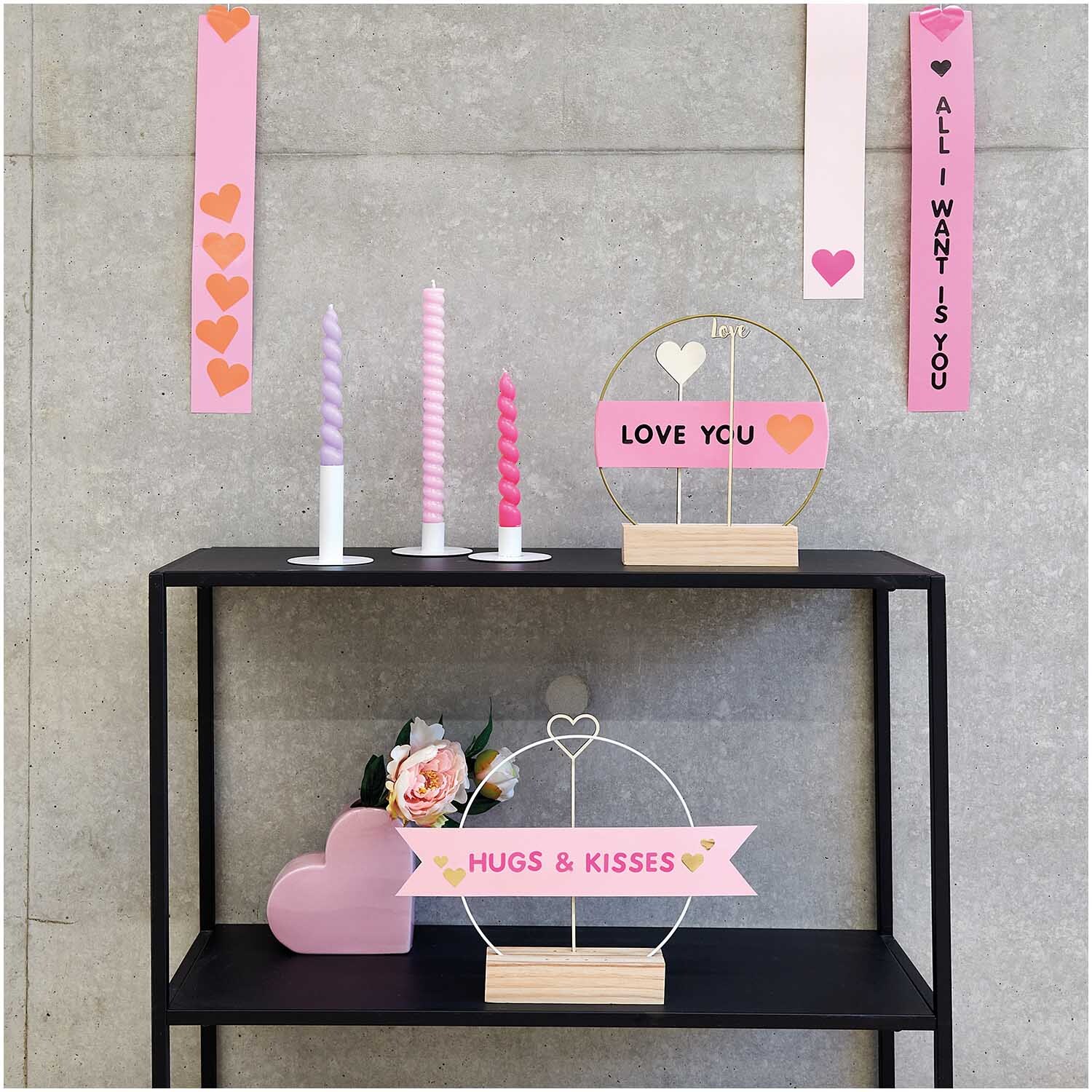 Metallring gold matt von Rico Design auf Regal mit rosa Dekoration, Kerzen und Blumen.