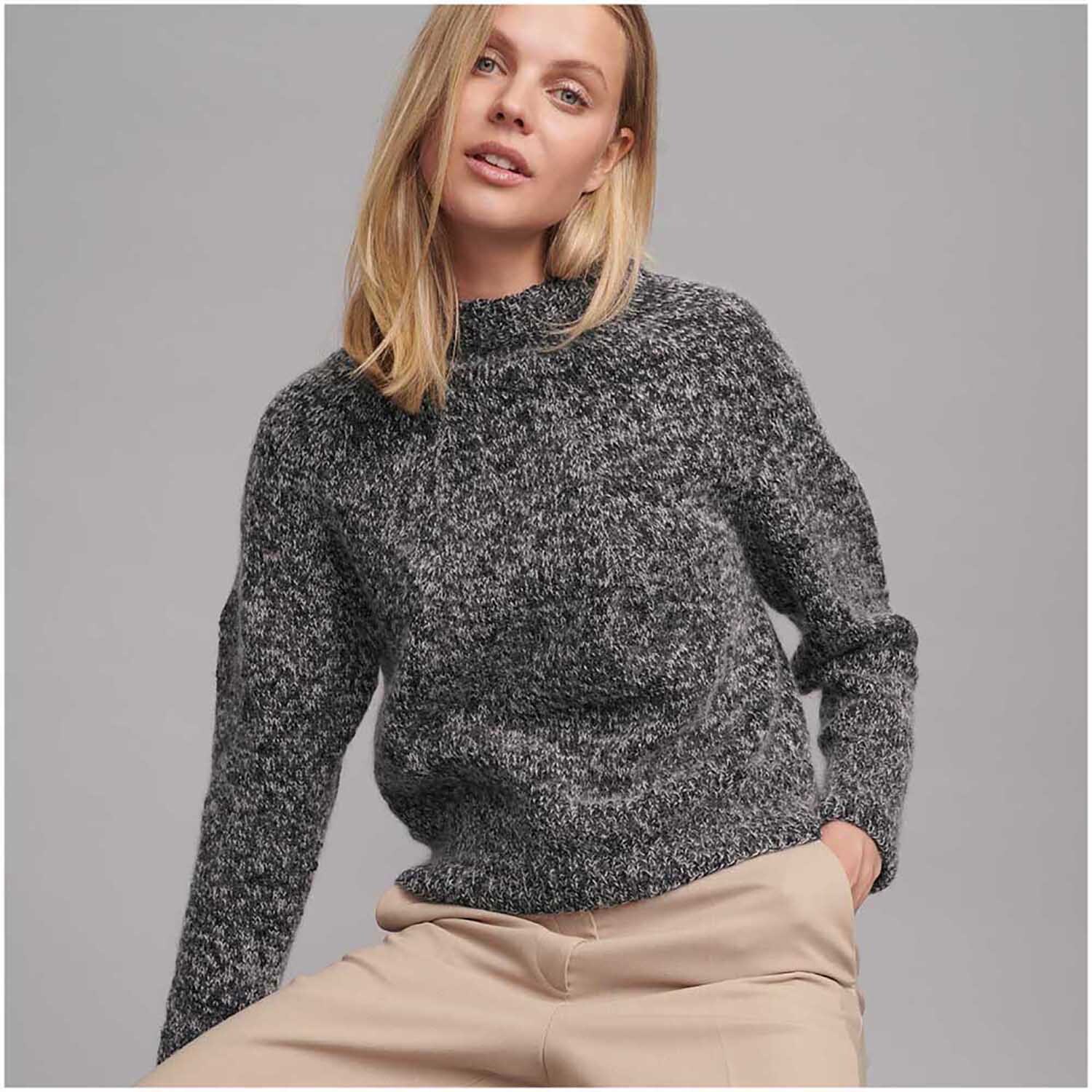 Strickset Pullover Modell 09, grauer Pullover aus Top Down Knitting Special Nr. 2, getragen von Frau.