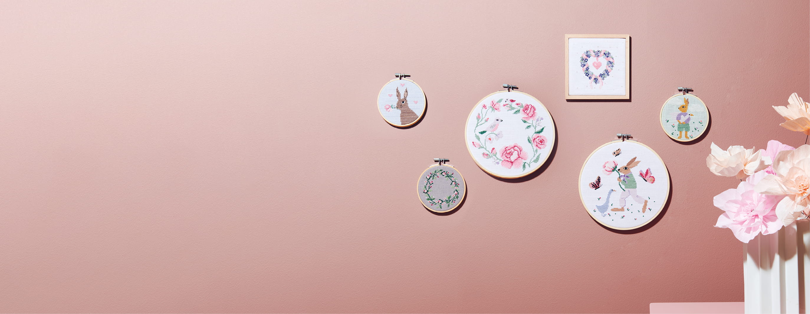 Stickpackungen aus der Kollektion LA VIE EN ROSE