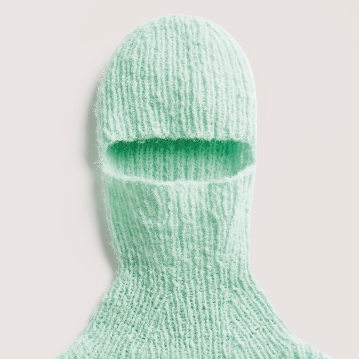 Made by Me No. 21 Herbst-Winter Sprachauswahl deutsch von Rico Design Made by Me No. 21 Herbst-Winter: Mintfarbene gestrickte Sturmhaube aus weicher Baby Alpaka-Wolle, ideal für kalte Tage.