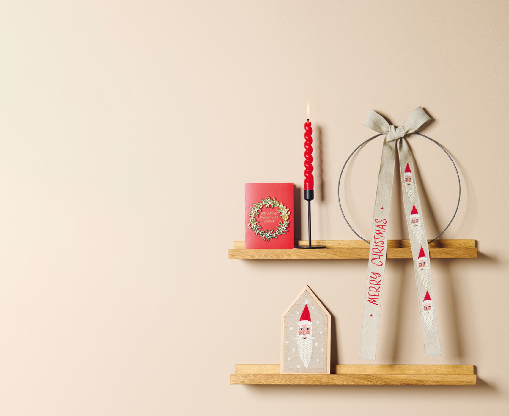 Weihnachtliche Stickprojekte sind auf einem Wandregal dekoriert.
