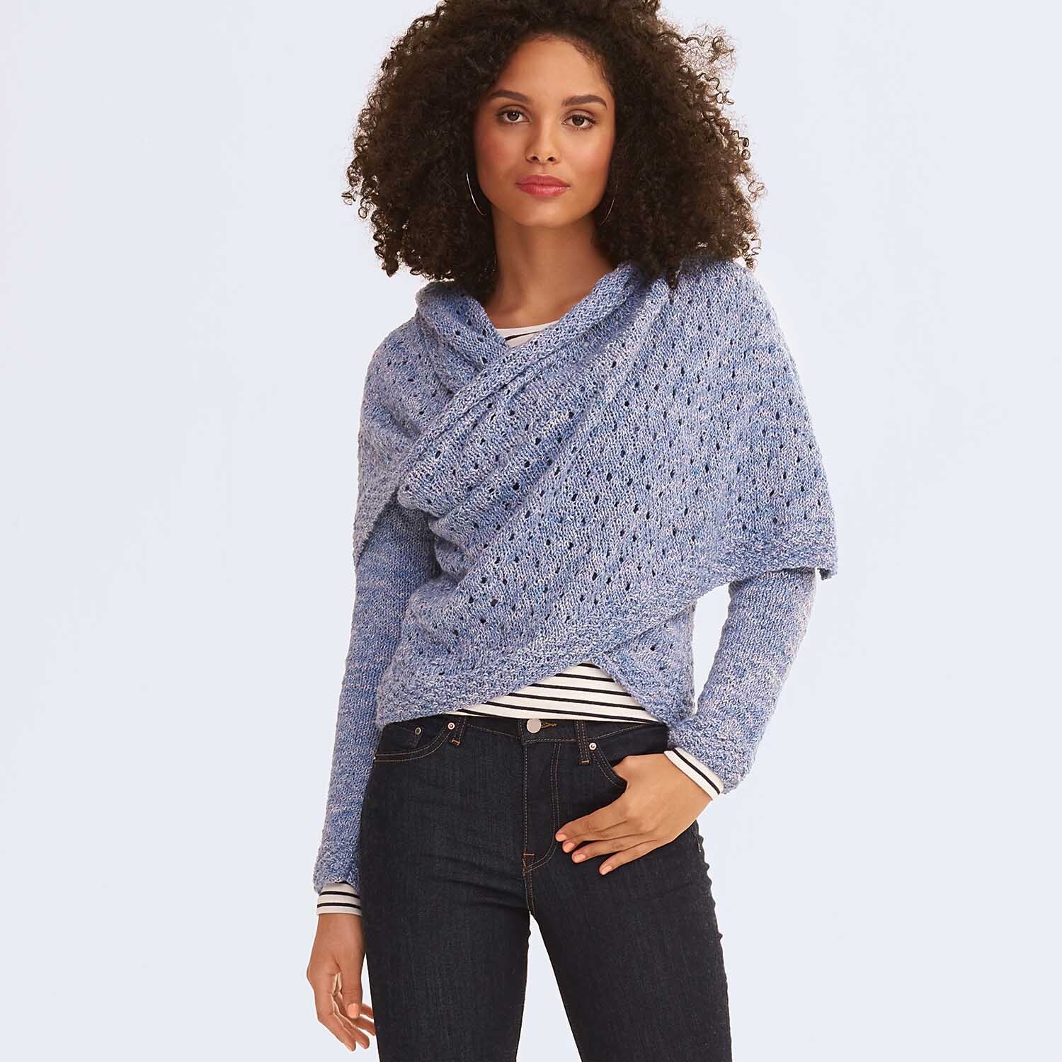 Creative Cotton Zickzack Schal in Blau Spray von Rico Design, getragen von Frau. Perfekt für stilvolle, gemütliche Outfits.