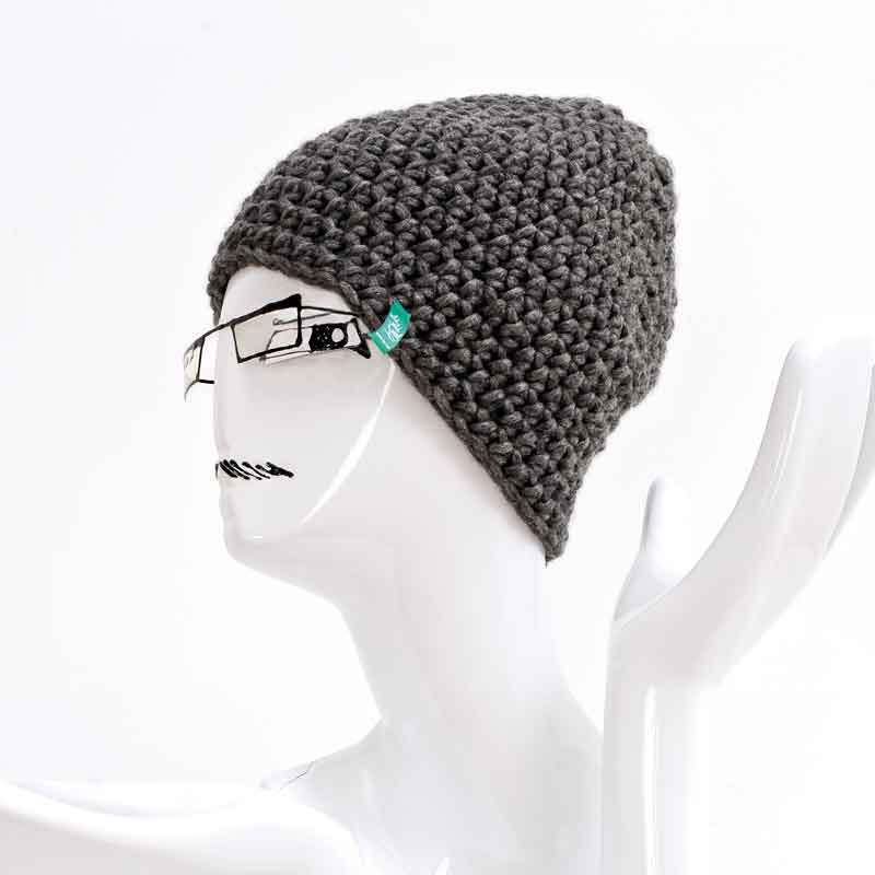 Häkelset Mütze Wild Wild Wool uni: Dunkelgraue Mütze von Rico Design auf weißem Mannequin-Kopf.