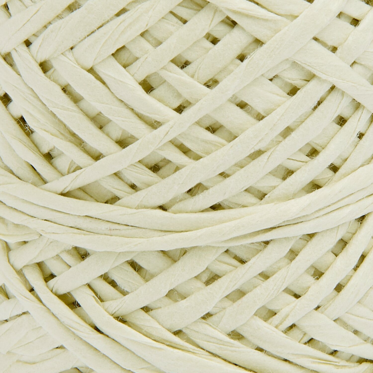 Papierband, feines Geschenkband von Rico Design in zartem Pastellton, Strukturdetail der geflochtenen Fasern, Rolle mit Maß 2mmx25m sichtbar