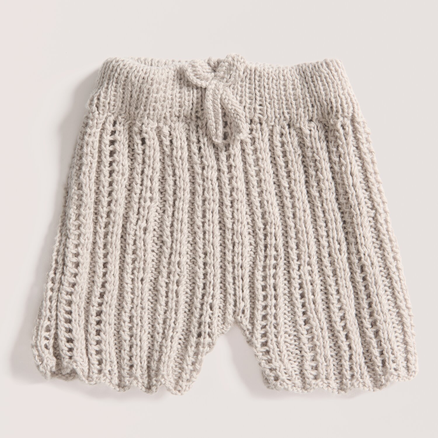 Rico Baby 043: Handgestrickte Babyshorts aus weichem, taupefarbenem Baumwoll-Kaschmir-Mix.