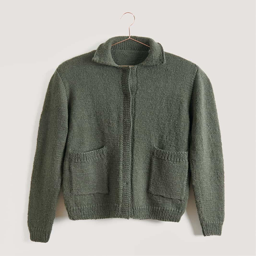 Gestrickte Jacke in Khaki: Modell 07 aus dem Heft Made by Me Men No. 03