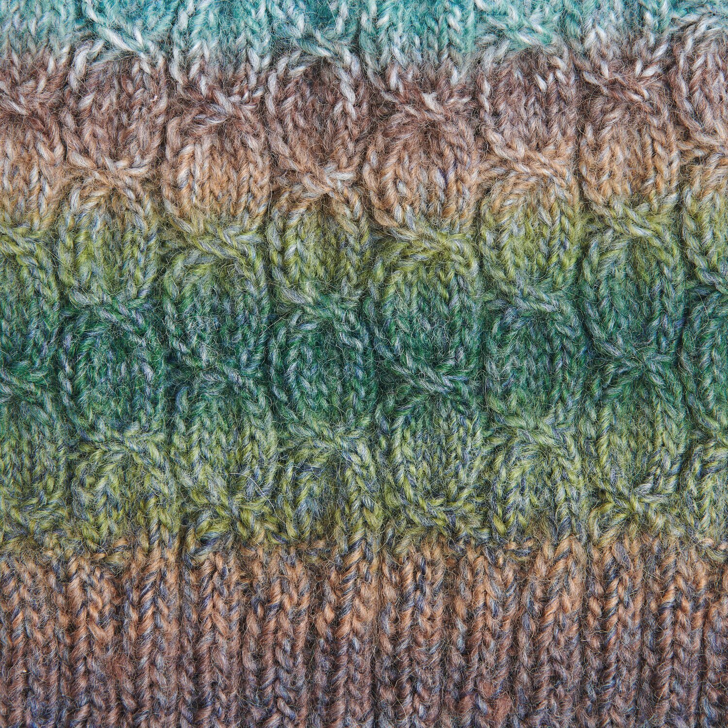 Creative Melange Alpaca Wonderball dk 100g 300m Farbe Winter von Rico Design Creative Melange Alpaca Wonderball dk zeigt ein gestricktes Muster in Braun- und Grüntönen. Ideal für Herbstprojekte.