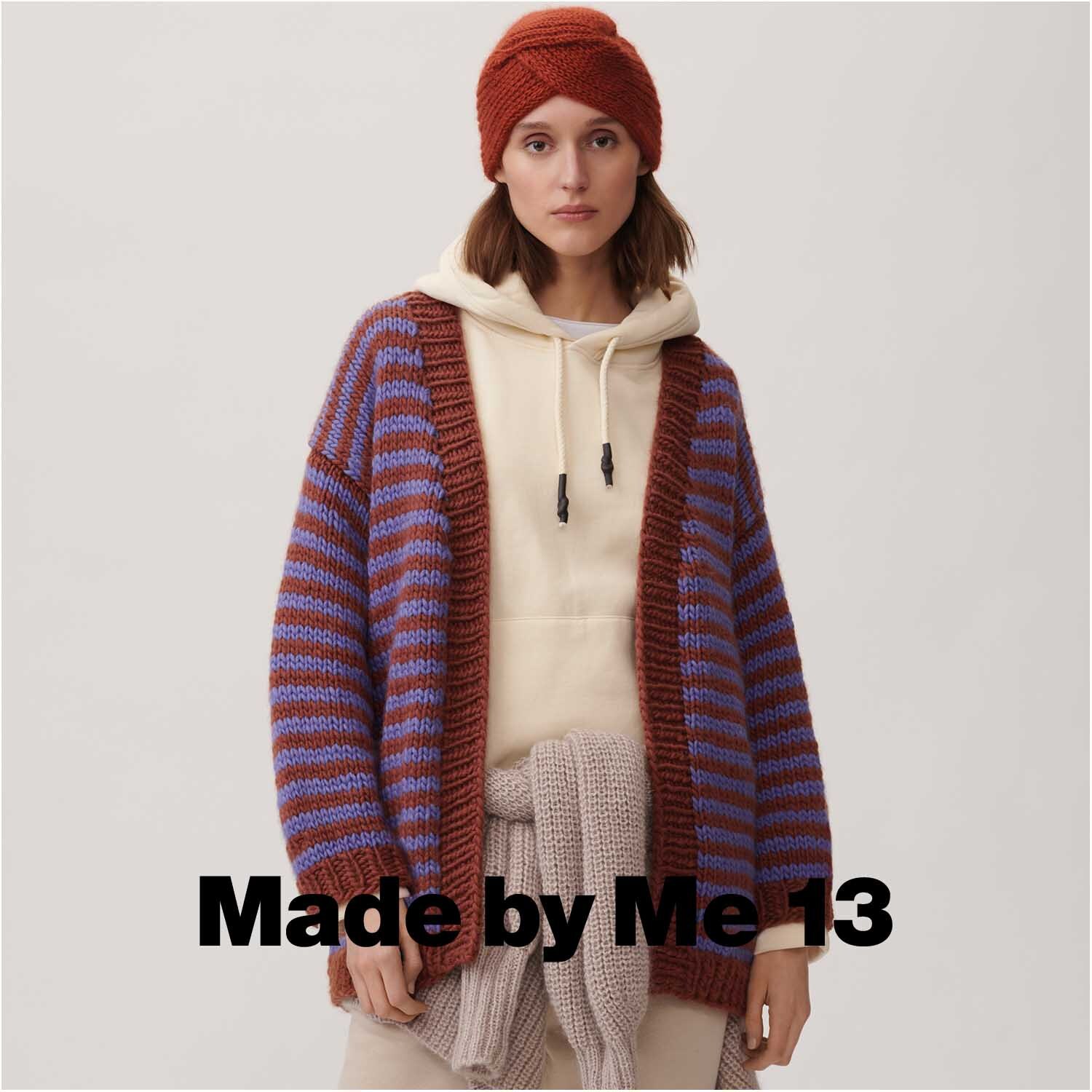 Essentials Super super chunky: Frau trägt gestreifte Strickjacke und Stirnband in Rost, Marke Rico Design.