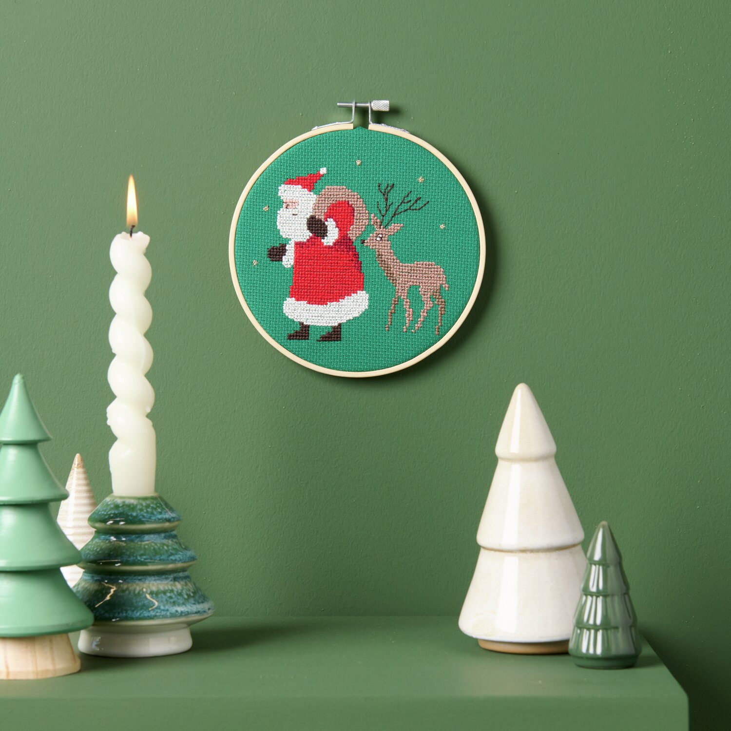 Stickpackung Santa und Reh Ø15cm von Rico Design Stickpackung Santa und Reh von Rico Design zeigt Santa mit Reh auf grünem Hintergrund, Ø15cm.