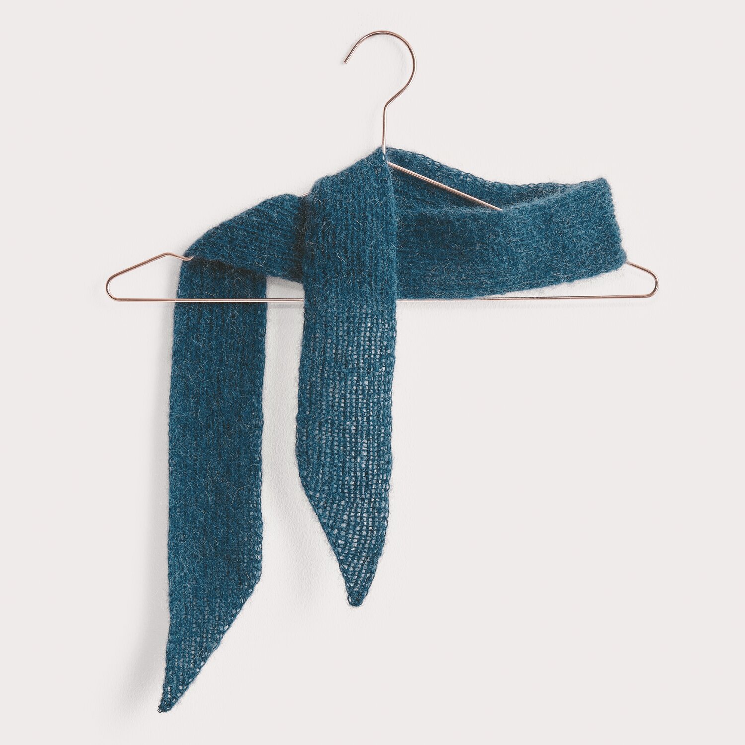 Luxury Knits - Premium Natural Fibres Schal aus Alpaka-Baumwoll-Mischung in Blau auf einem Kleiderbügel.