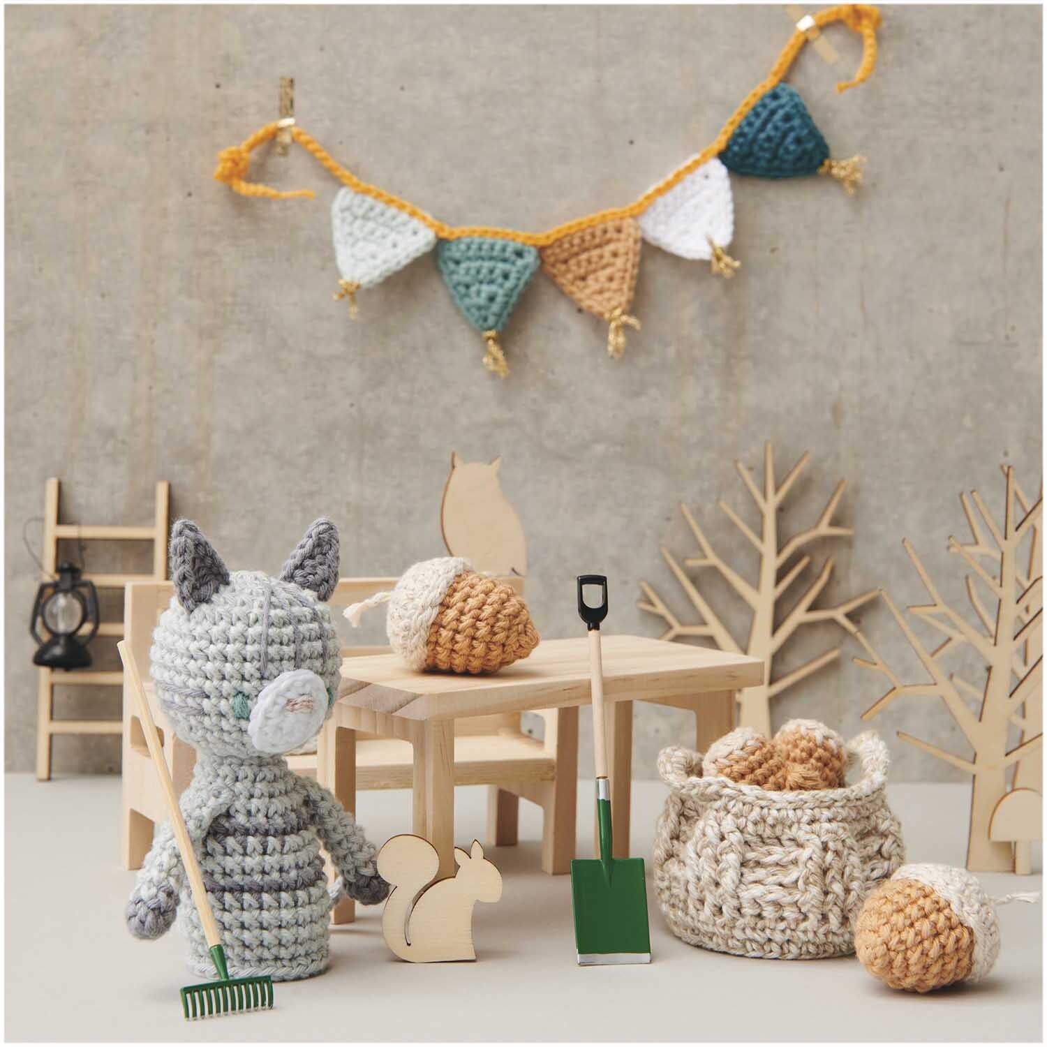 Creative Ricorumi dk: Handgefertigte Häkeltiere und Dekorationen in einer gemütlichen Szene mit Karamellgarn von Rico Design.