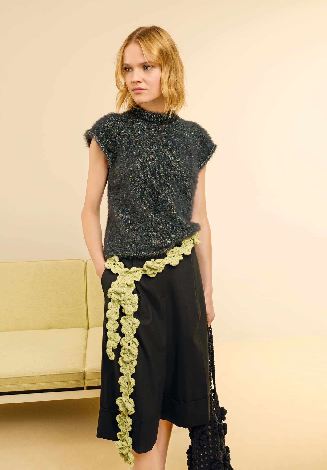 Frau trägt gehäkelten Blumenschal in Pistazie: Modell 26 aus Made by Me No. 22
