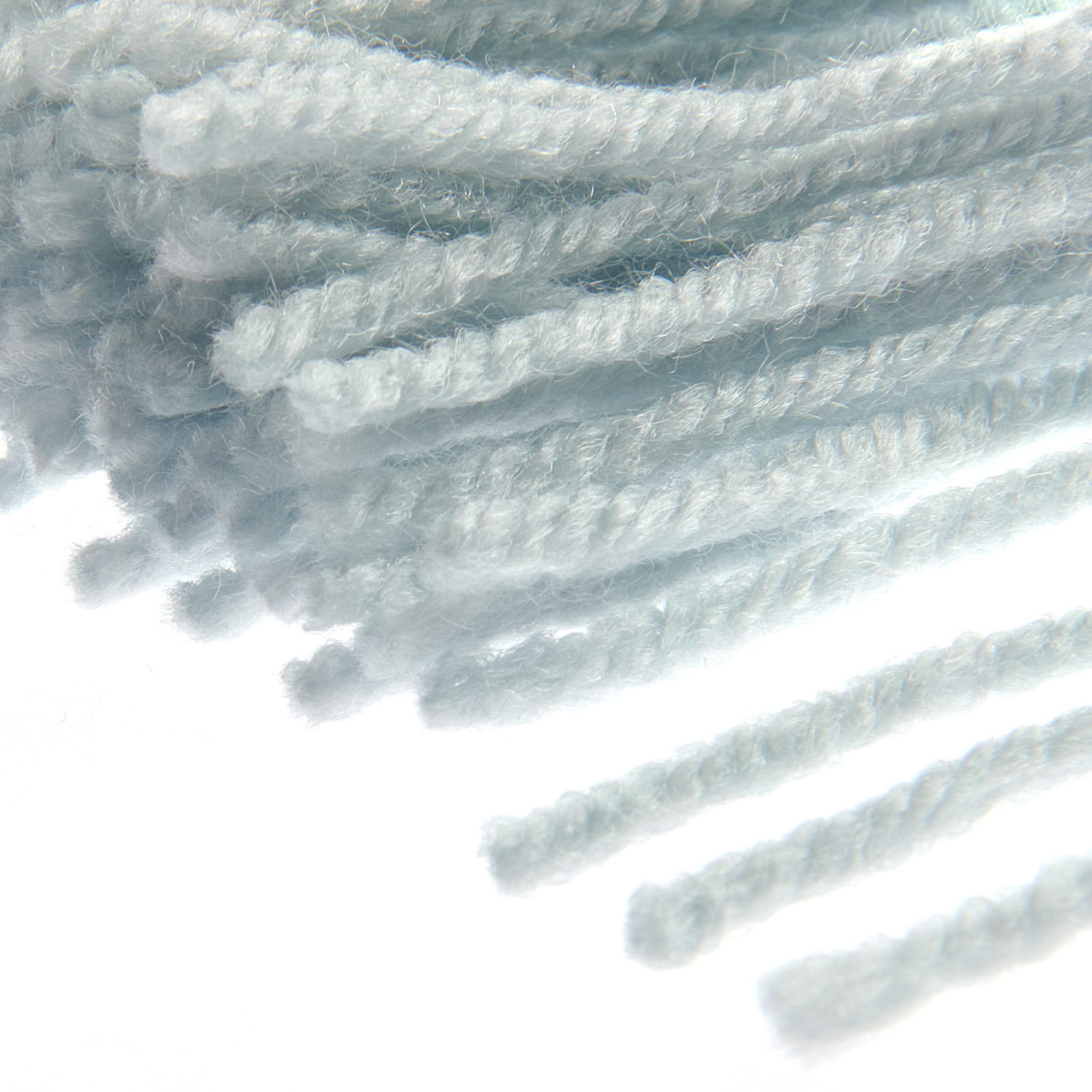 Rico Hooki Hooki Knüpfgarn 10cm Farbe Eisblau von Rico Design Rico Hooki Hooki Knüpfgarn in zartem Eisblau, ideal für kreative Projekte. Detailaufnahme der weichen Garnstruktur.
