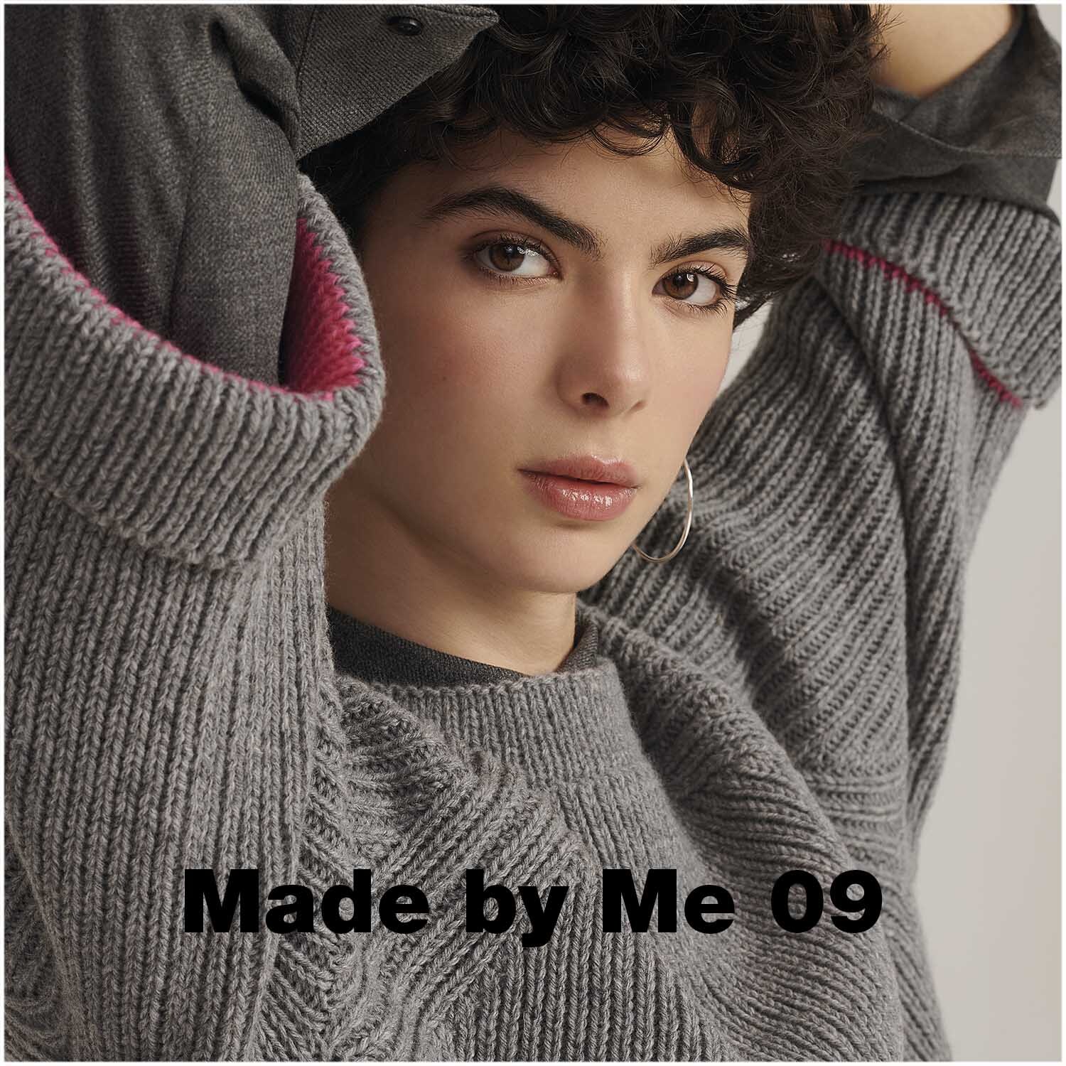 Luxury Super 100 Superfine Wool dk: Frau in grauem Strickpullover mit pinken Akzenten, Marke Rico Design.