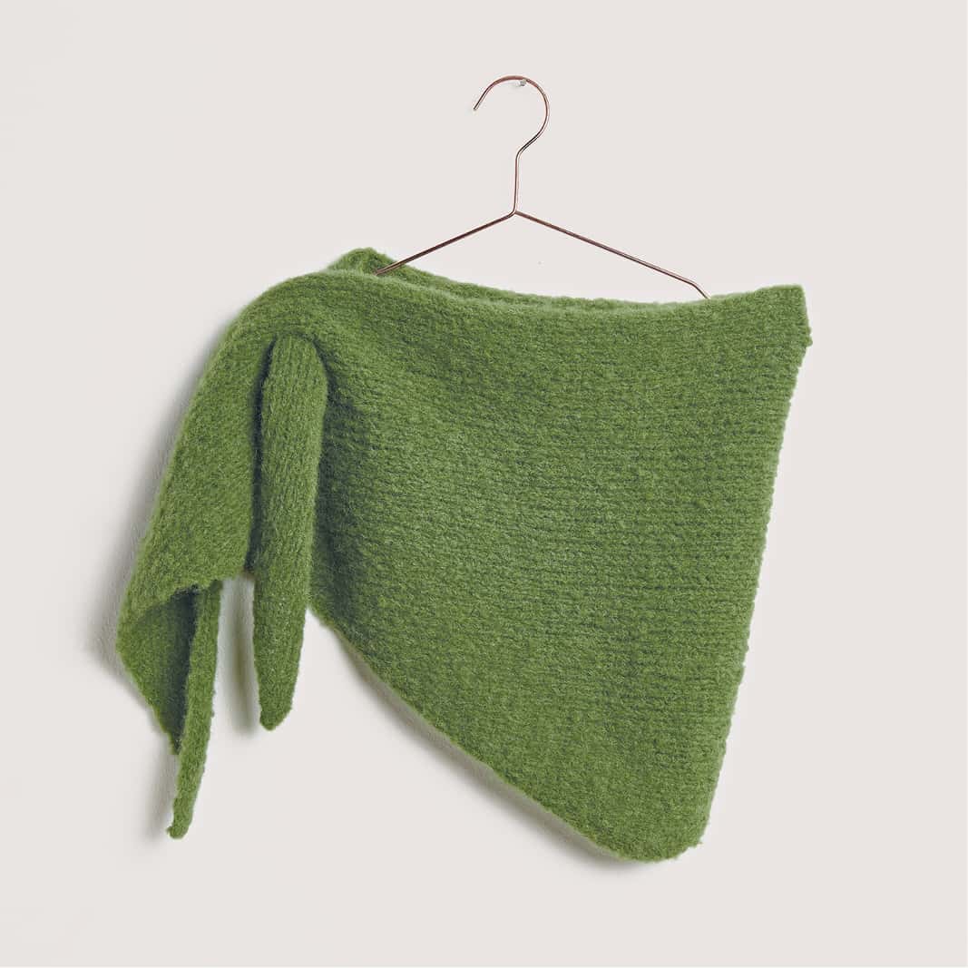 Gestricktes Dreieckstuch in Oliv: Modell 12 aus dem Heft Made by Me No. 21