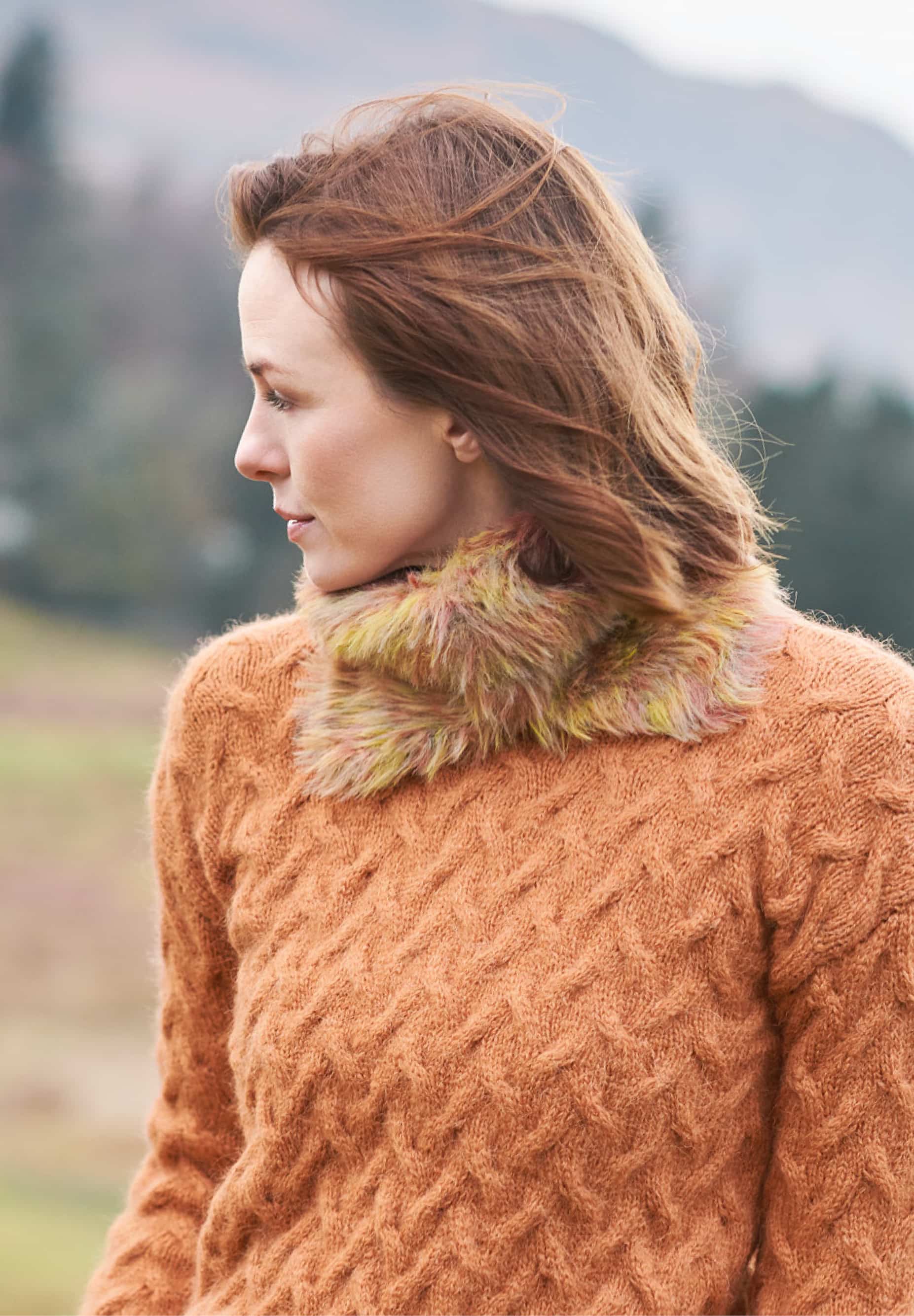 Frau trägt gestrickten Kragen in Felloptik: Modell 28 aus Lovewool No. 23
