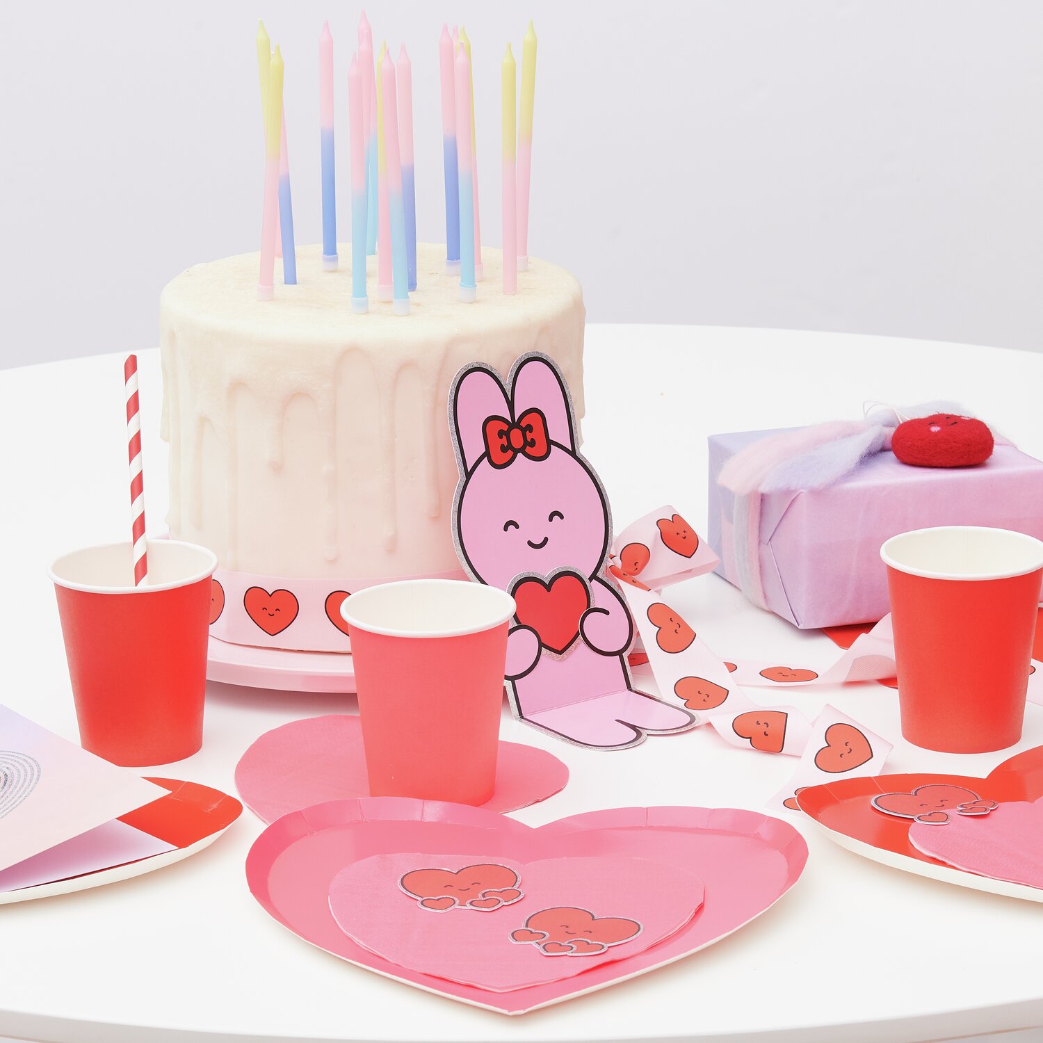 Pappbecher Rot 8 Stück, Herz-Pappteller in Neon Pink und Servietten mit Herzmotiv auf Geburtstagstisch.