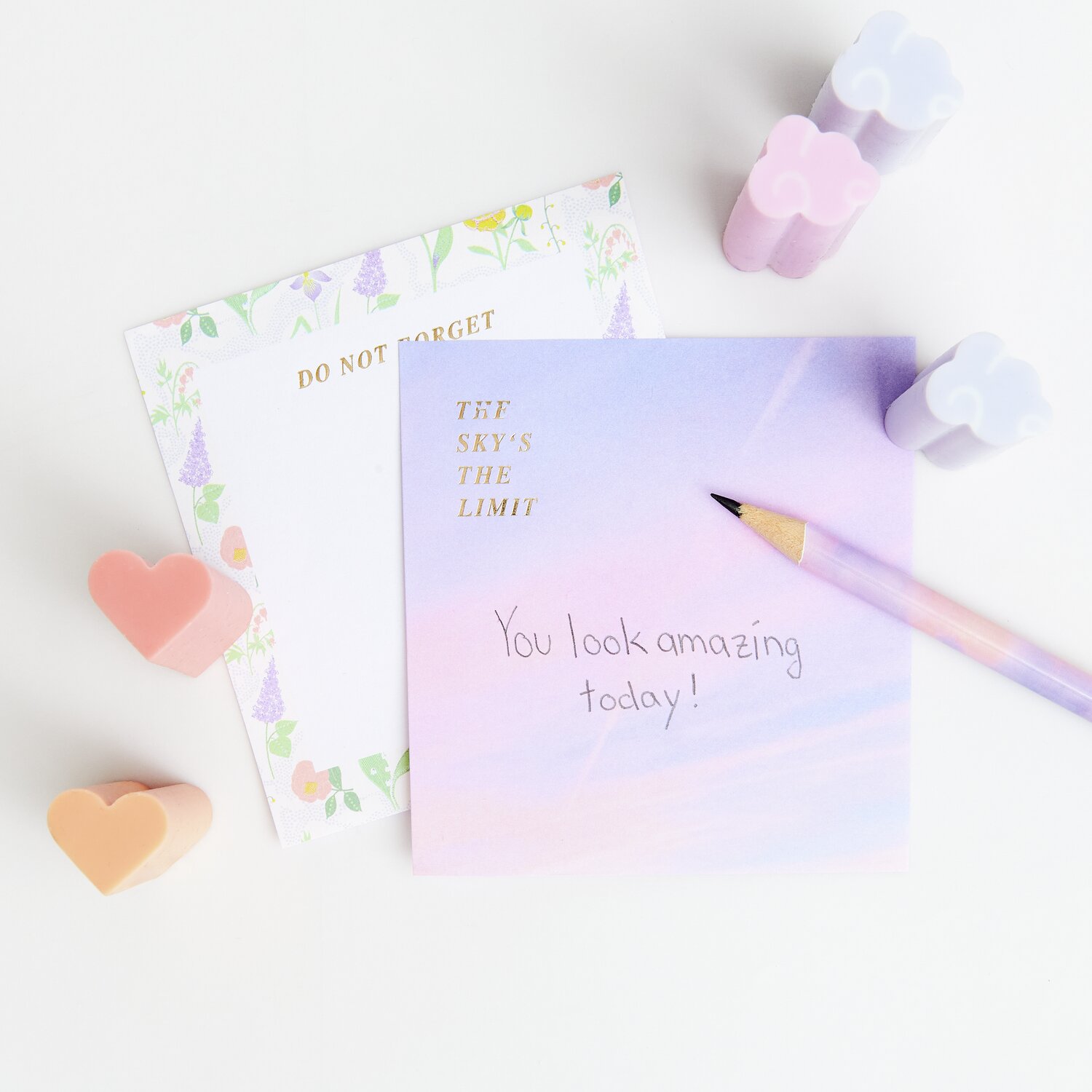 Paper Poetry Notizzettel-Box mit lila und rosa 3D Radiergummis in Herz- und Wolkenform.