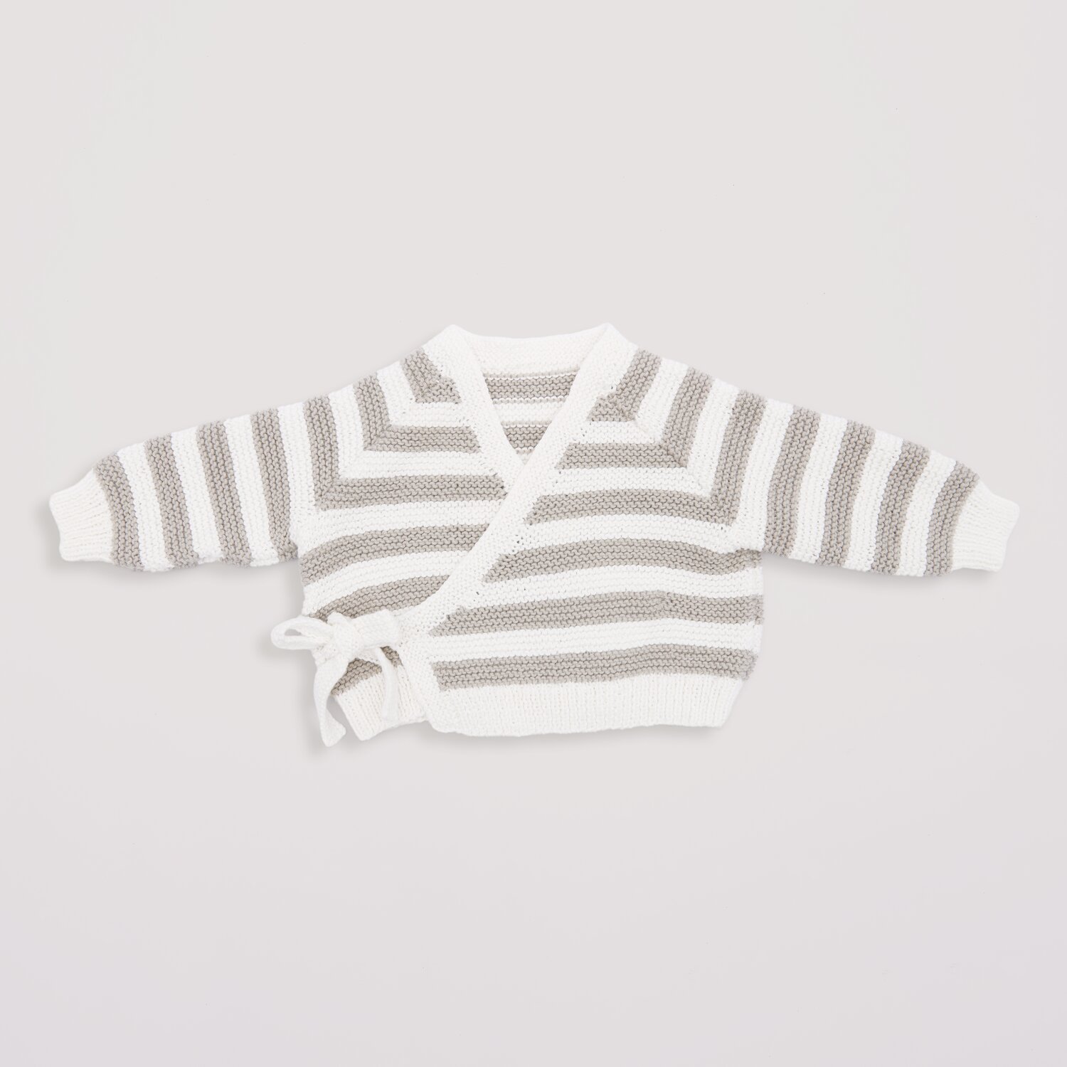 Strickset Wickeljacke Modell 15 aus Baby Nr. 39, gestreift in Grau und Weiß, aus Baby Organic Cotton.