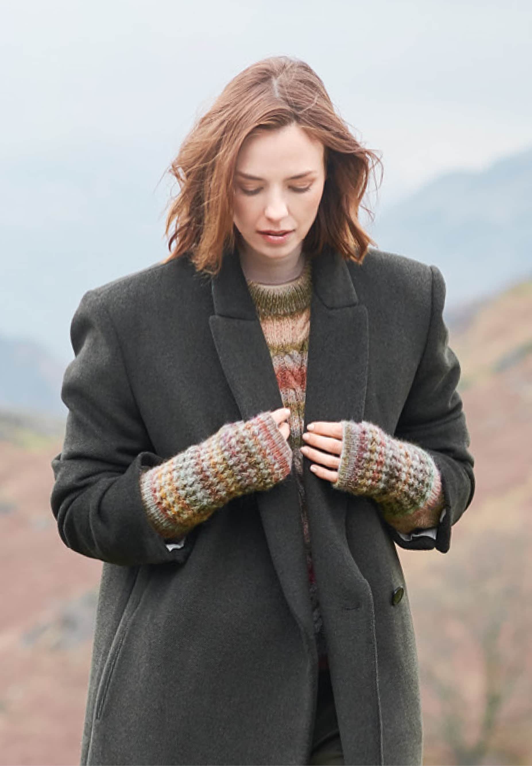 Frau trägt gestrickte Stulpen mit Farbverlauf: Modell 38 aus Lovewool No. 23