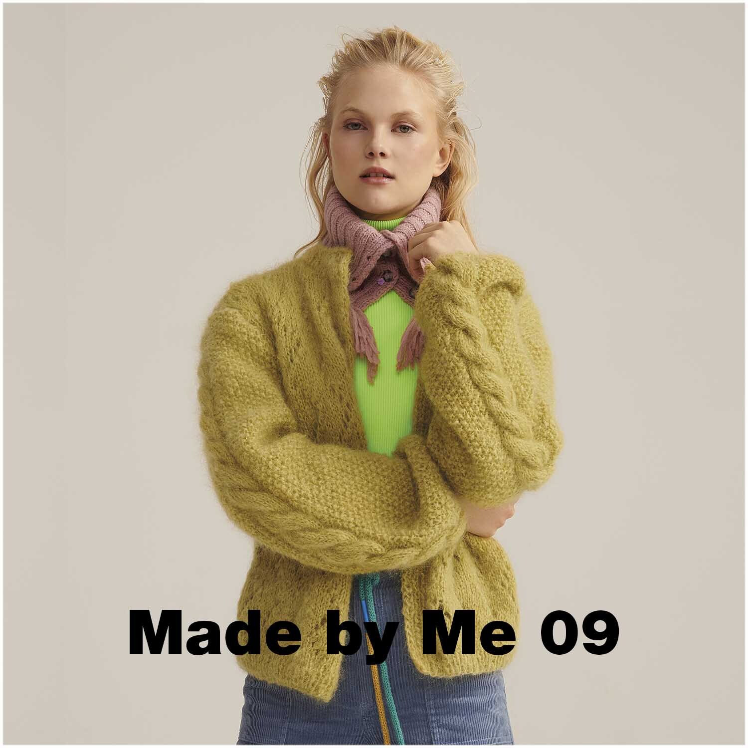 Fashion Mohair Merino Chunky 50g 100m Farbe Senf von Rico Design Fashion Mohair Merino Chunky: Frau trägt senfgelben Strickpullover von Rico Design, kombiniert mit rosa Schal.