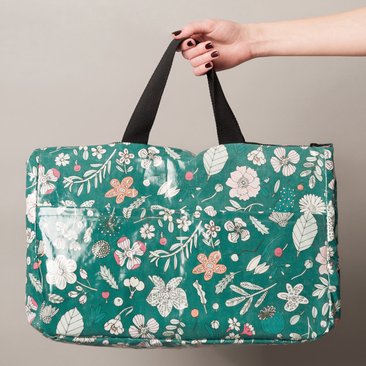 Gurtband 40mm 2m von Rico Design, stabiler Tragegriff an großer Tasche mit floralen Motiven auf grünem Untergrund, ideal für Handtaschen- oder Taschennähprojekte