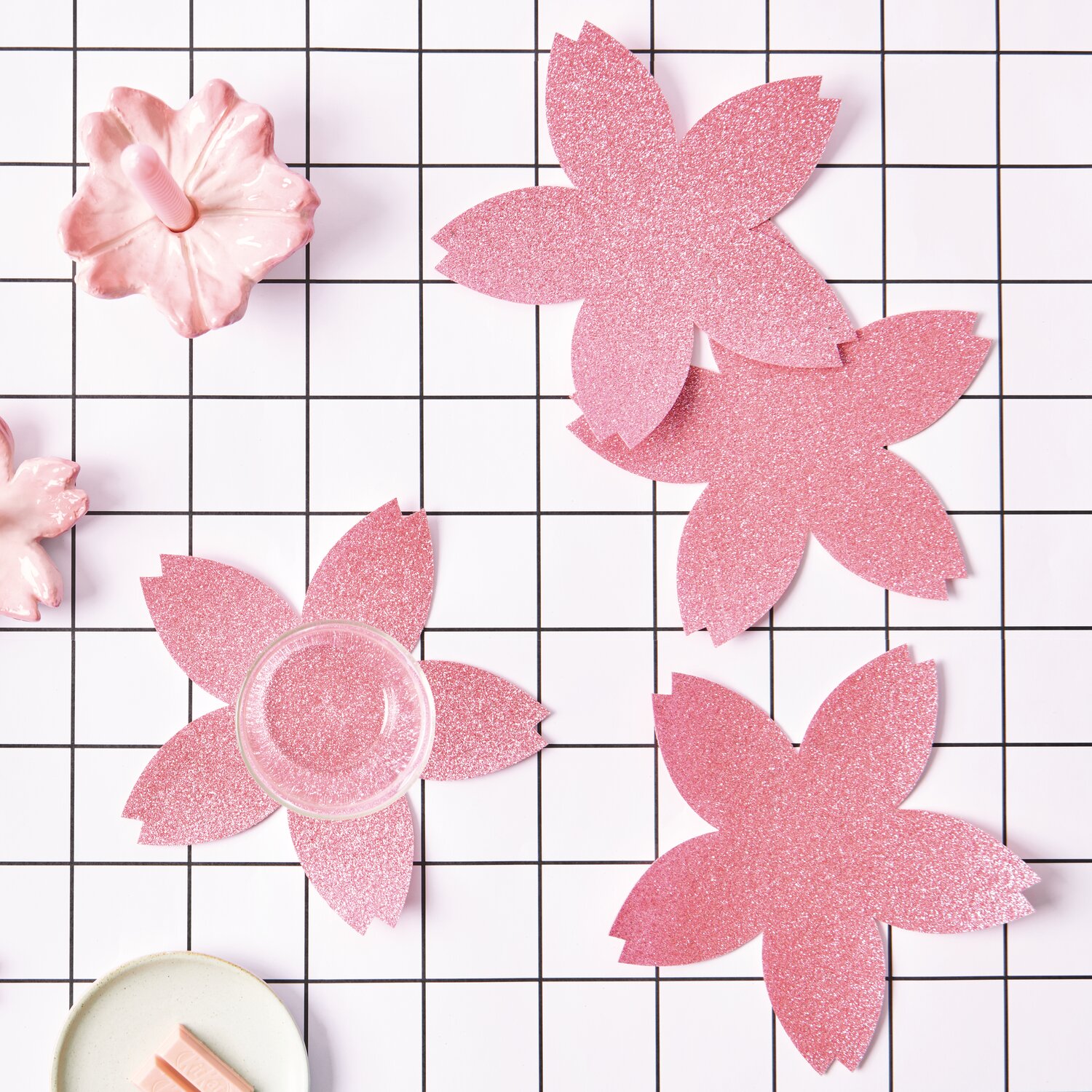 Filz Untersetzer Kirschblüten pink Glitzer, 19x19cm, 6 Stück auf weißem Gitterhintergrund.
