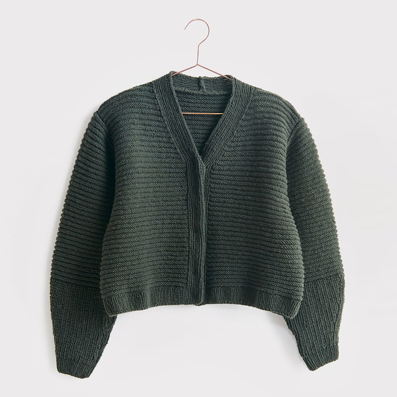 Gestrickte Jacke in Oliv: Modell 16 aus dem Heft Luxury Knits Premium Natural Fibres
