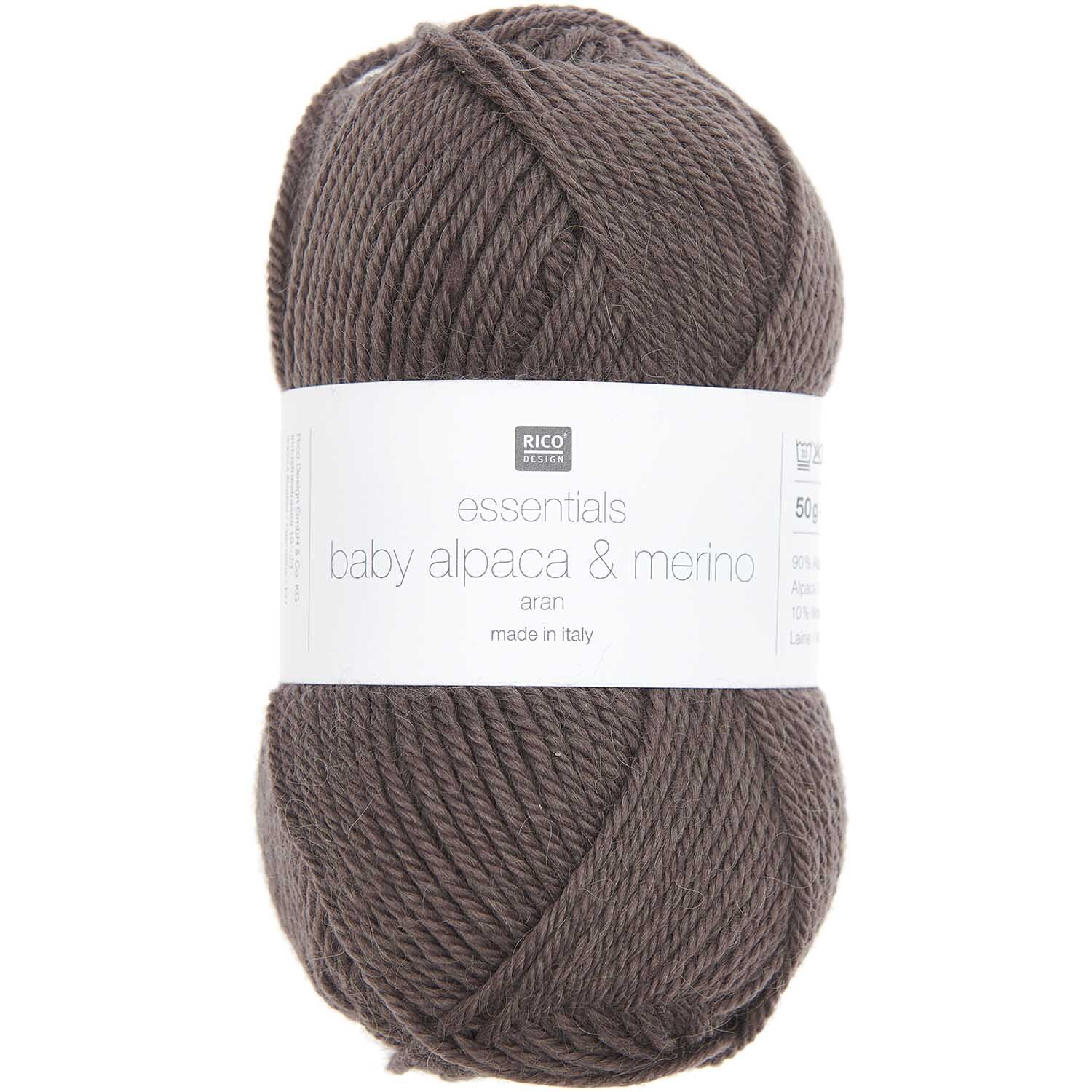Essentials Baby Alpaca & Merino aran Wolle in Taupe von Rico Design, 50g Knäuel, ideal für Strickprojekte.
