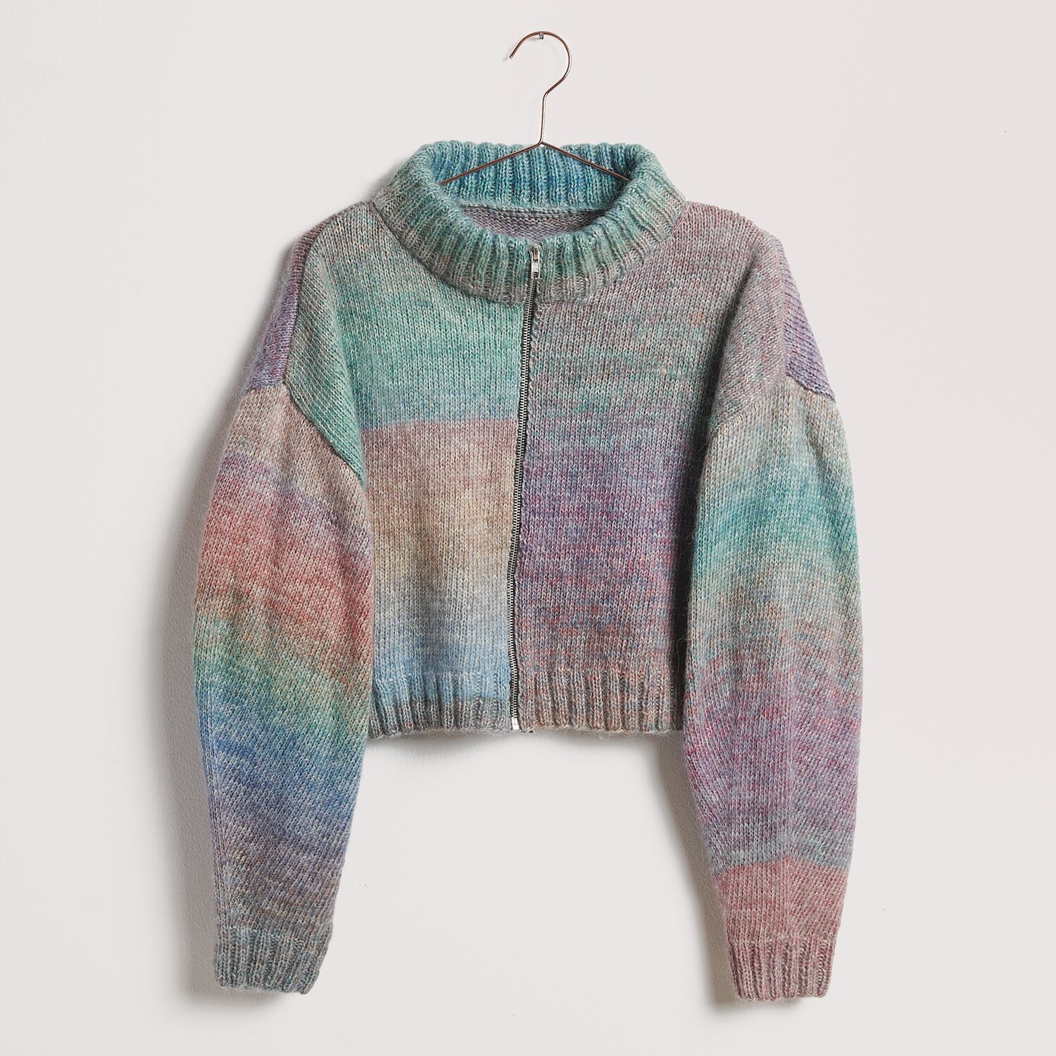 Creative Painted Power Cotton dk: Bunter Strickpullover mit Reißverschluss, ideal für Frühling und Sommer.