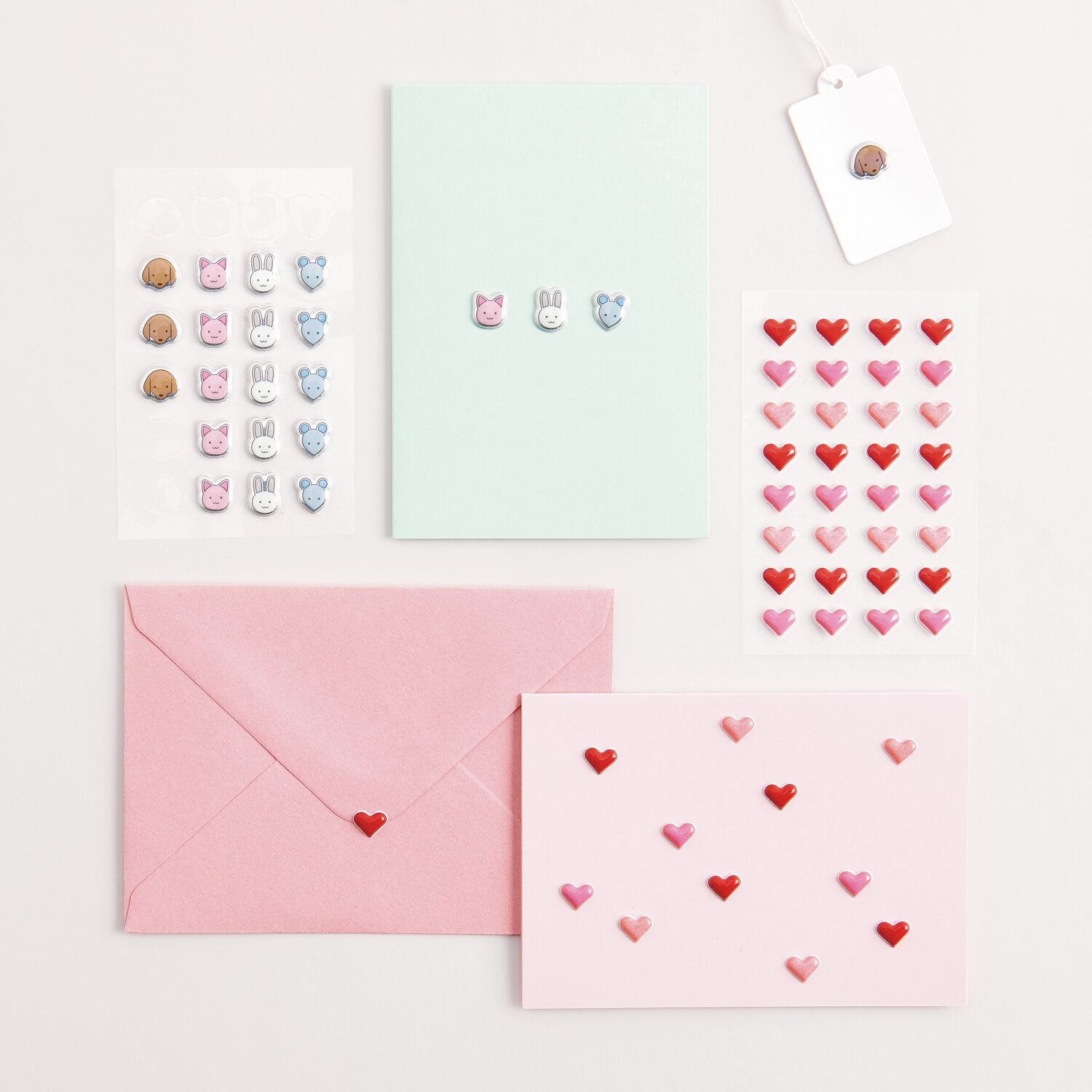 Paper Poetry Mini Puffy Sticker Herzen, 32-teilig. Bunte Herzsticker auf Briefumschlägen und Karten.