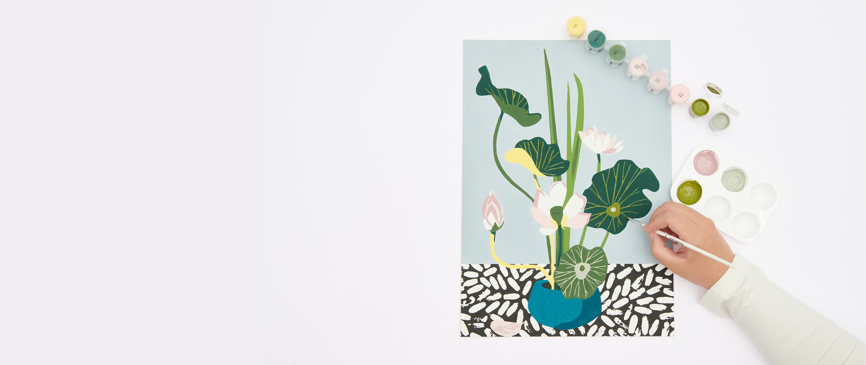 Ein florales Malen nach Zahlen-Bild wird ausgemalt.