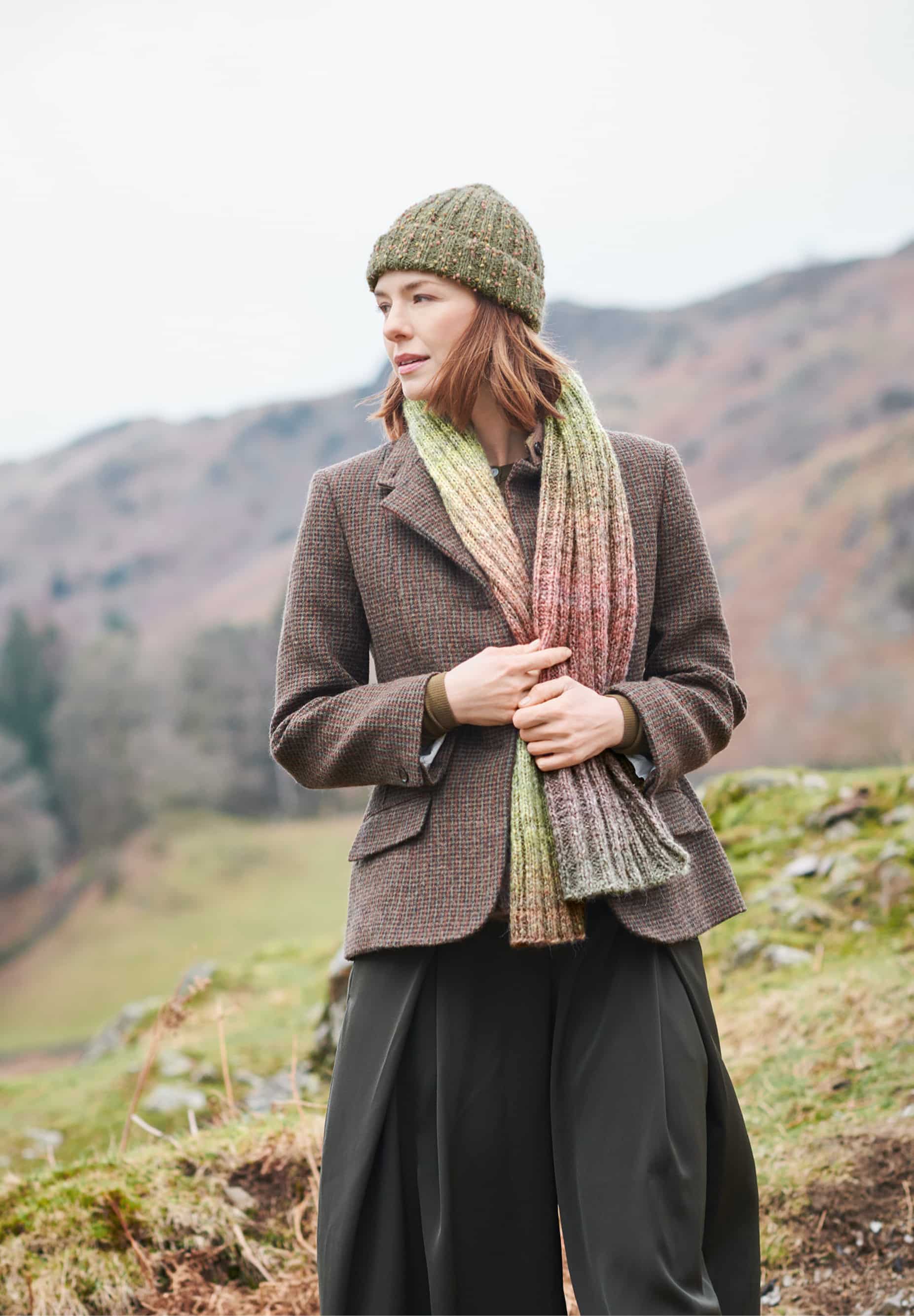 Frau trägt gestrickten Schal in Erdtönen: Modell 23 aus Lovewool No. 23
