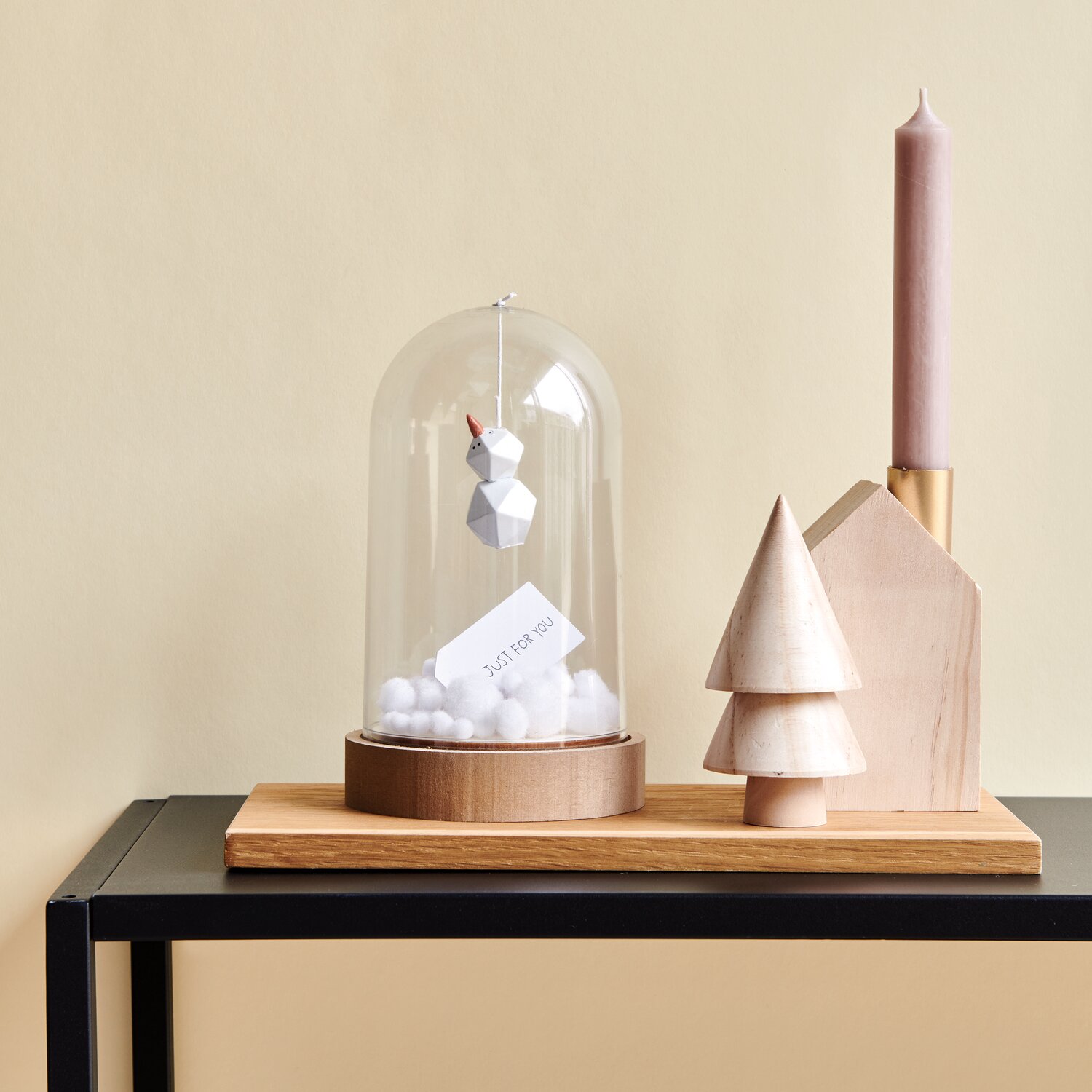 Hänger Schneemann Polyresin weiß 5cm unter Glasglocke, dekoriert mit Holzbaum und Kerze.