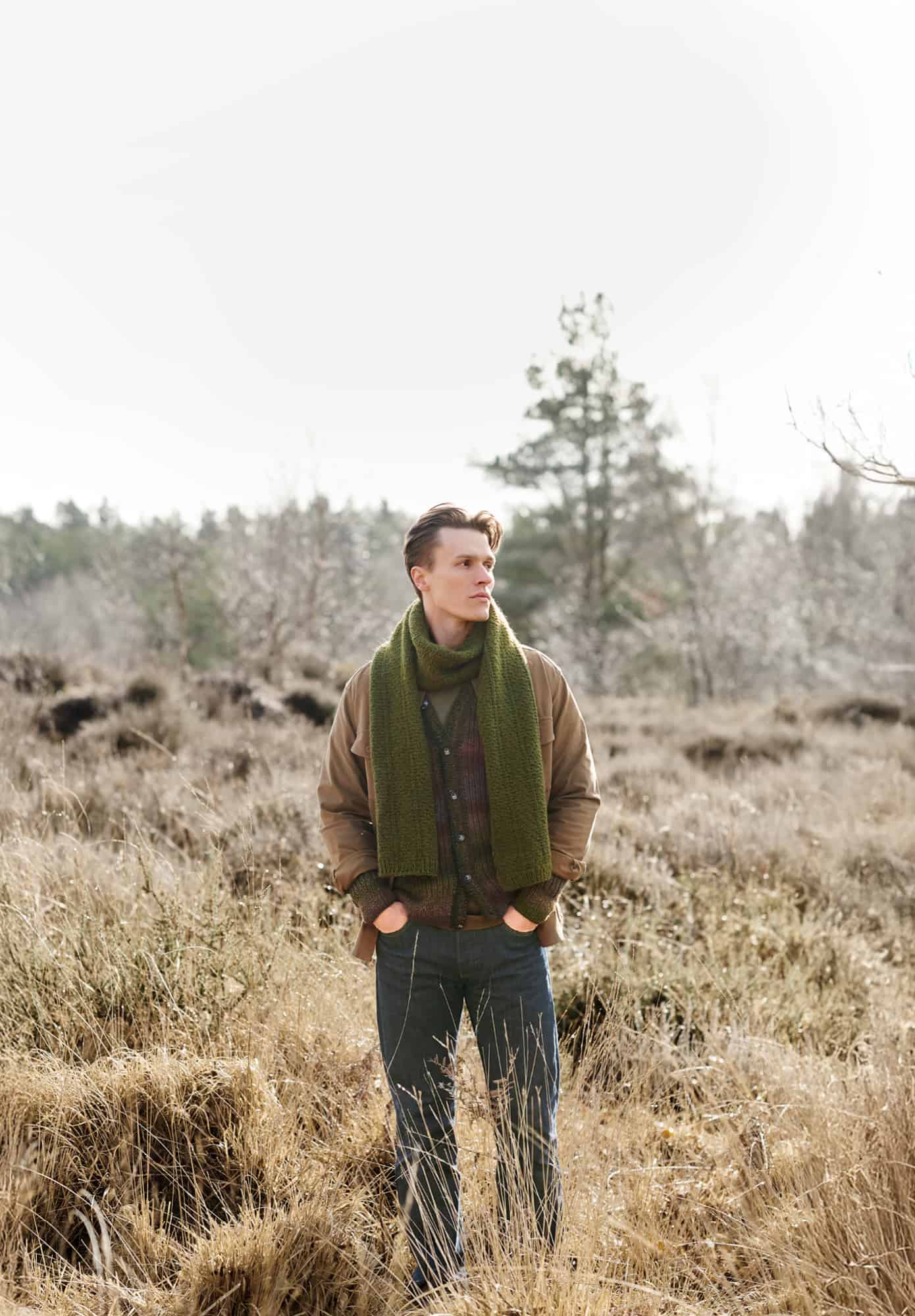 Mann trägt gestrickten Schal in Oliv: Modell 12 aus Lovewool No. 21