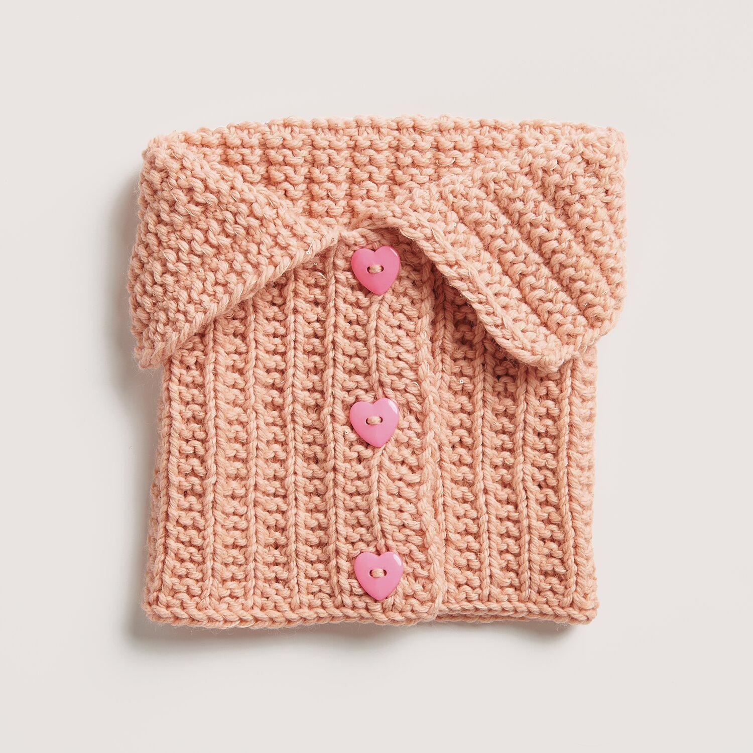Knopf Herz 2,2x2,2cm 2 Stück Farbe Pink von Rico Design Strickset Kragen Modell 35 aus Made by Me No. 21 in Apricot mit pinken Herzknöpfen.