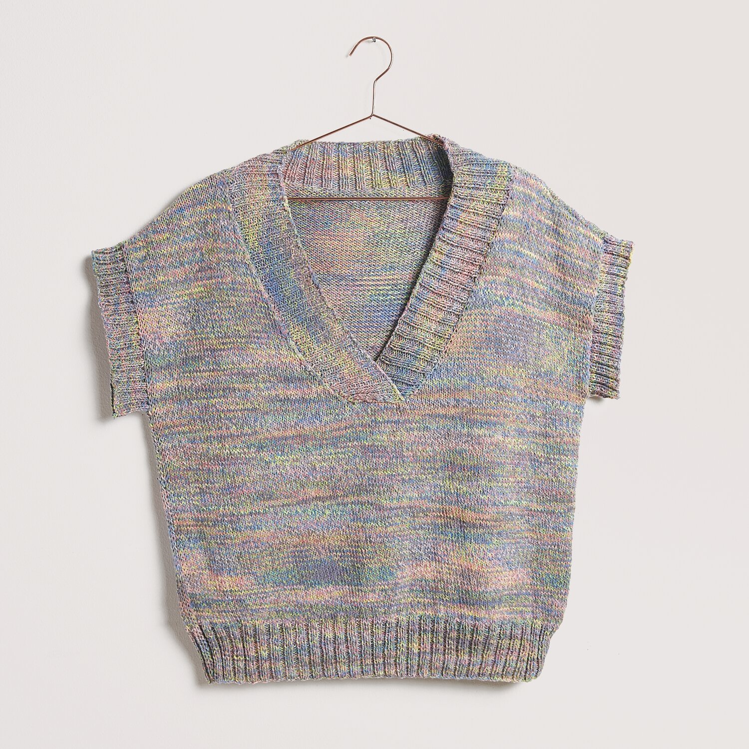 Creative Summer Sprinkles 100g 320m Farbe Ethno von Rico Design Strickset Shirt Modell 10 aus Die Neue Masche No. 12, pastellfarben, V-Ausschnitt, kurzärmelig. Ideal für Frühjahr-Sommer, Creative Summer Sprinkles.