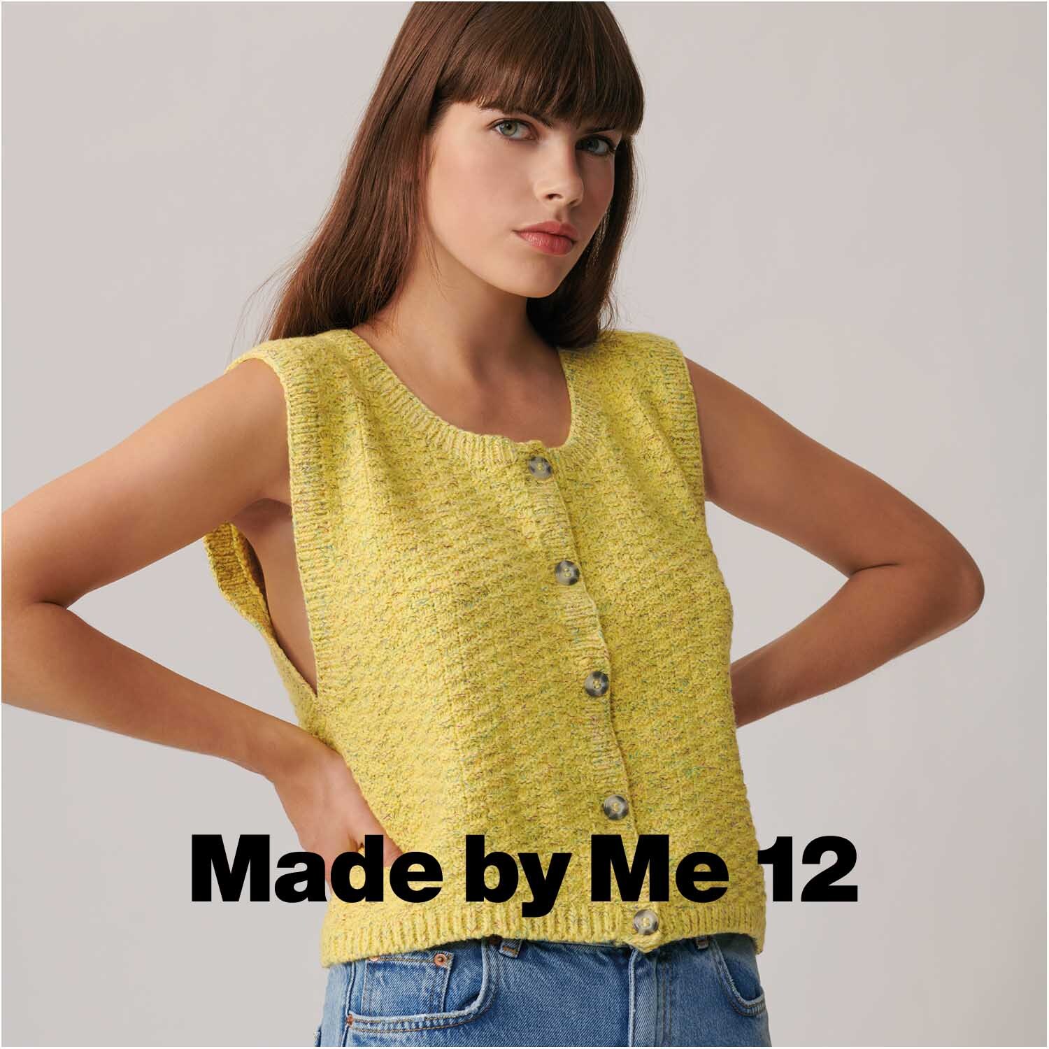 Fashion Cottony: Frau trägt gelben Stricktop von Rico Design, ärmellos mit Knopfleiste, ideal für Sommermode.