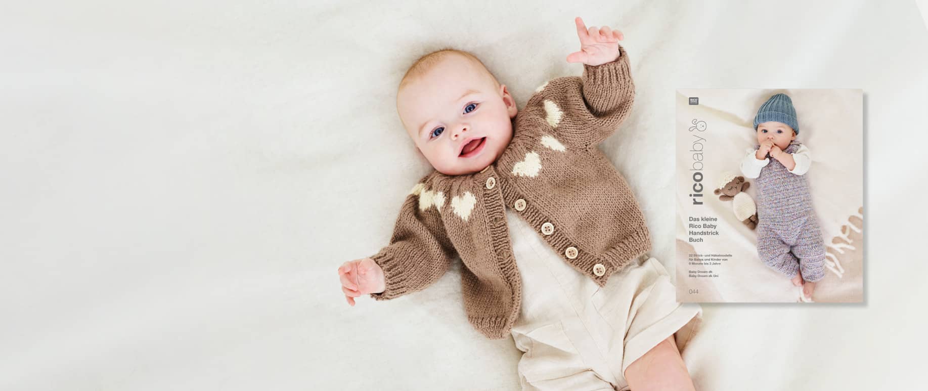 Ein Baby liegt mit einer Strickjacke gekleidet auf einer Decke. Daneben ein Cover des Strickhefts Rico Baby 44.