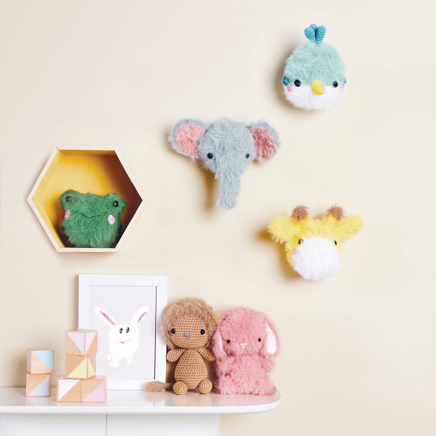 Ricorumi Nilli Nilli: Kuscheltiere und Wanddekorationen in Pastellfarben auf weißem Regal.