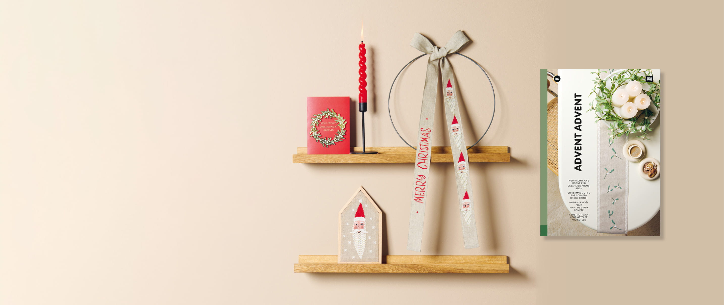 Weihnachtliche Stickprojekte sind auf einem Wandregal dekoriert. Daneben ein Cover des Stickbuchs Advent, Advent. 